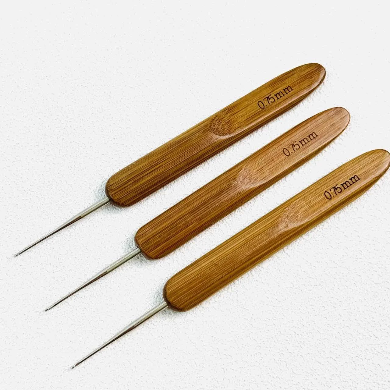 0.75mm Braid hooks for weaving techniques, wooden handles, crochet hooks, hair braiding tools