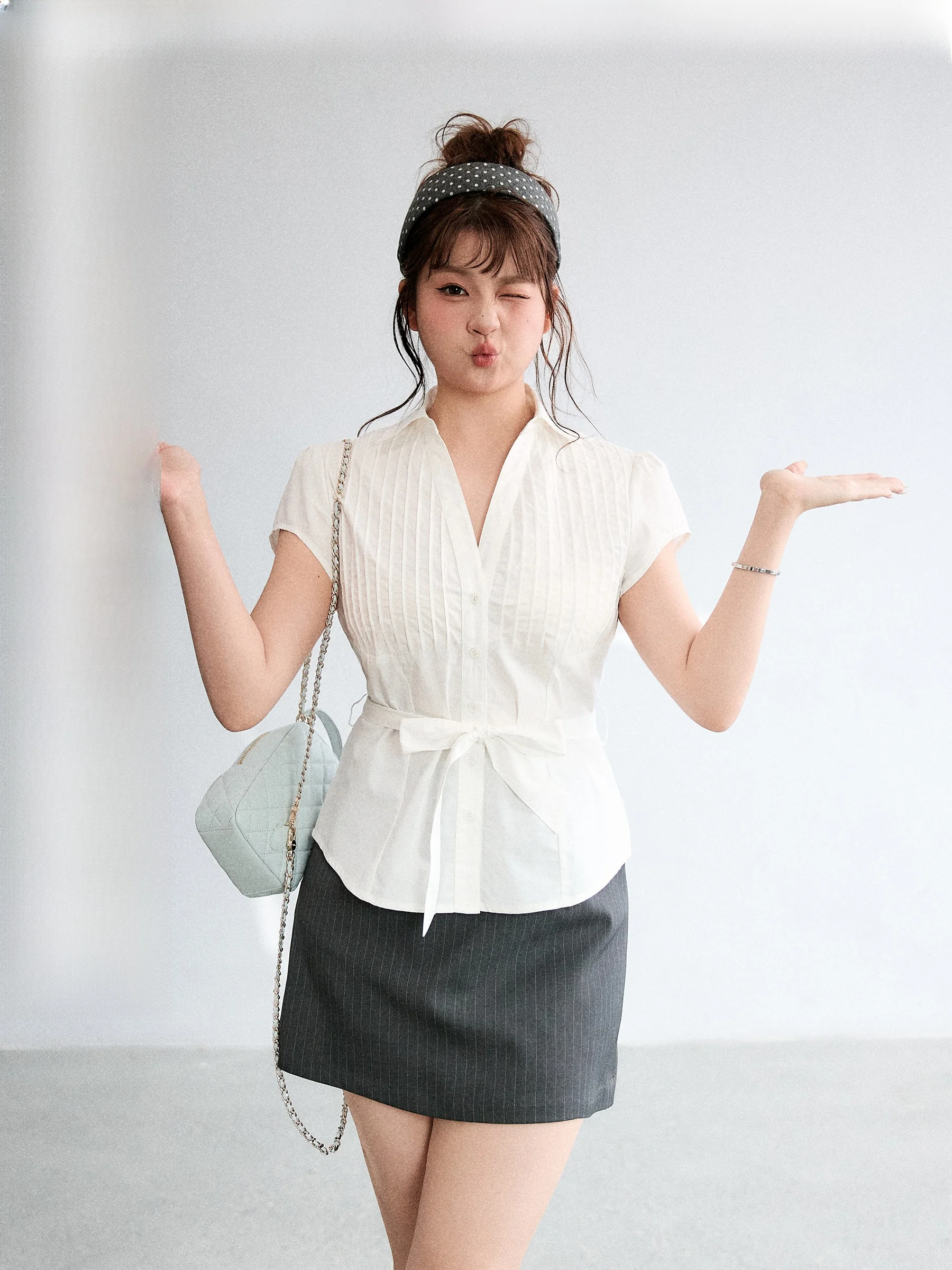 

Комплект JiShu Workshop Ruiya: блузка с V-образным вырезом и завышенной талией, а также юбка-обертка для полных женщин