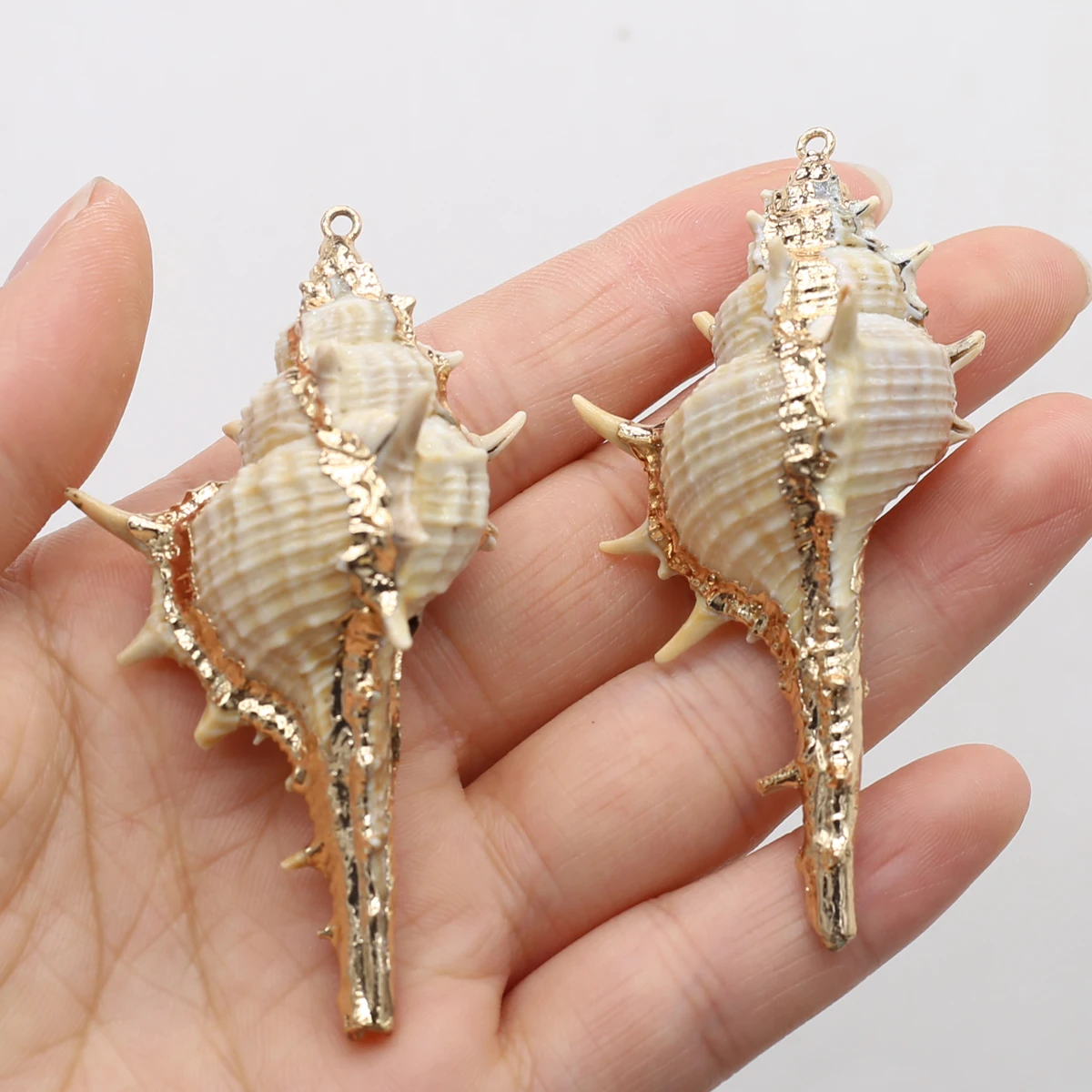 Natural Seashell Metal Crafts Ornaments Tiny Shell Conch Cowire Shell Beads Charms Pendants for Jewelry Making DIY Accessries