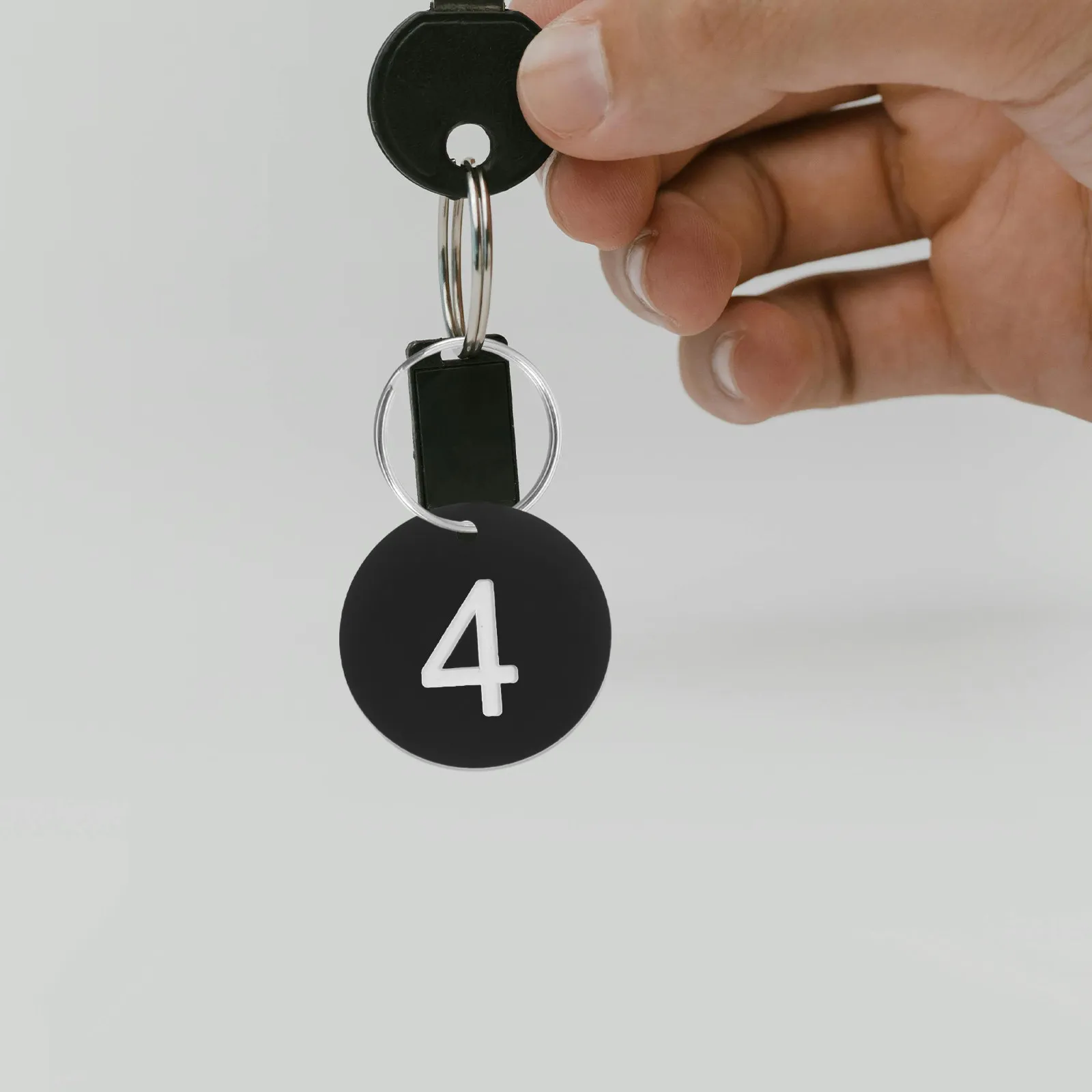 100Pcs Circular Number Tags Plastic Numbered Key Tags Metal Rings for Organizing Gym Locker Keys Equipment Plastic Number Labels