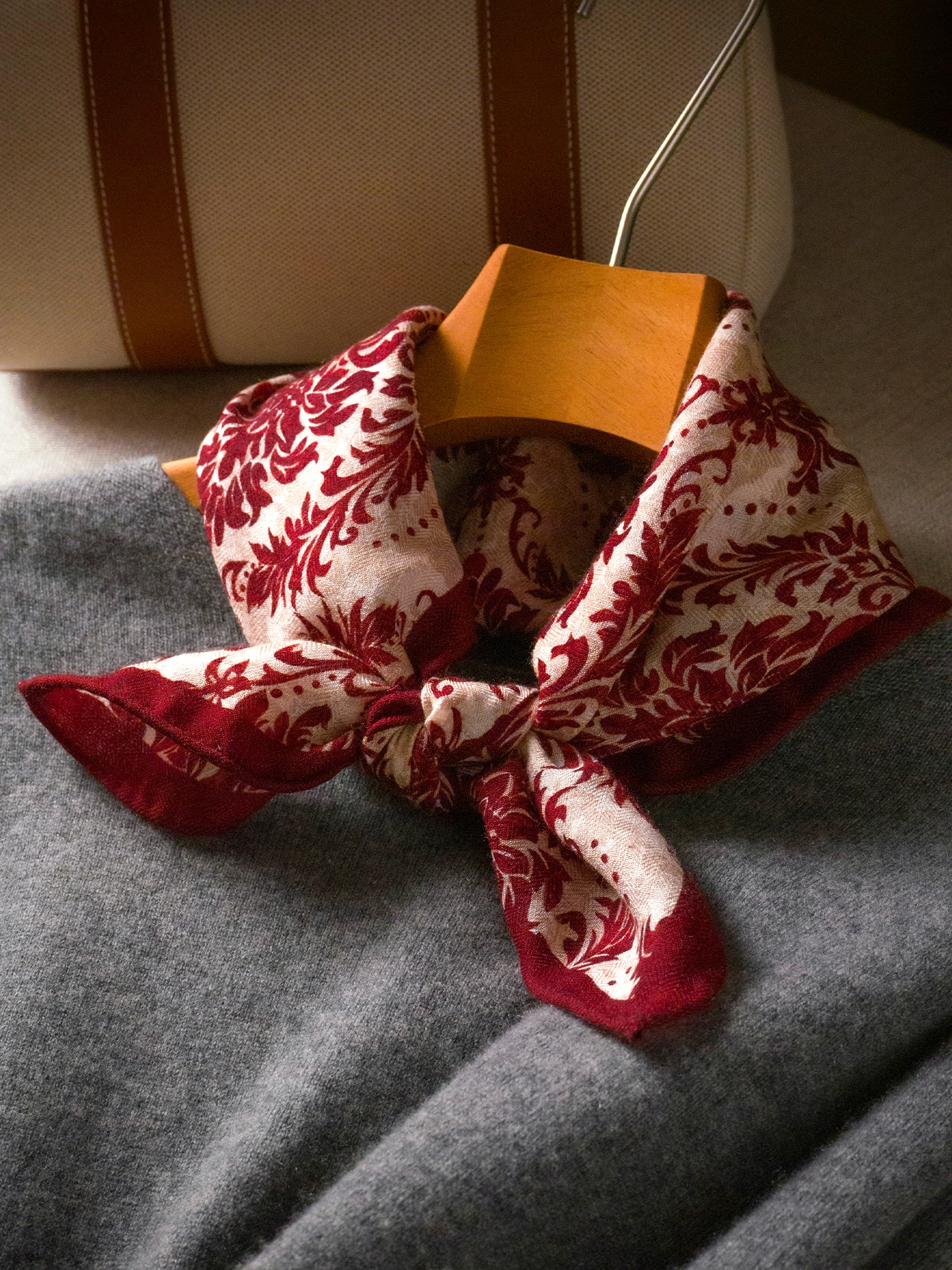 高級レッドウォルナット両面シルクウールスカーフ-レディースファッション多用途ネックウォーマー-高級感のあるスクエアスカーフ