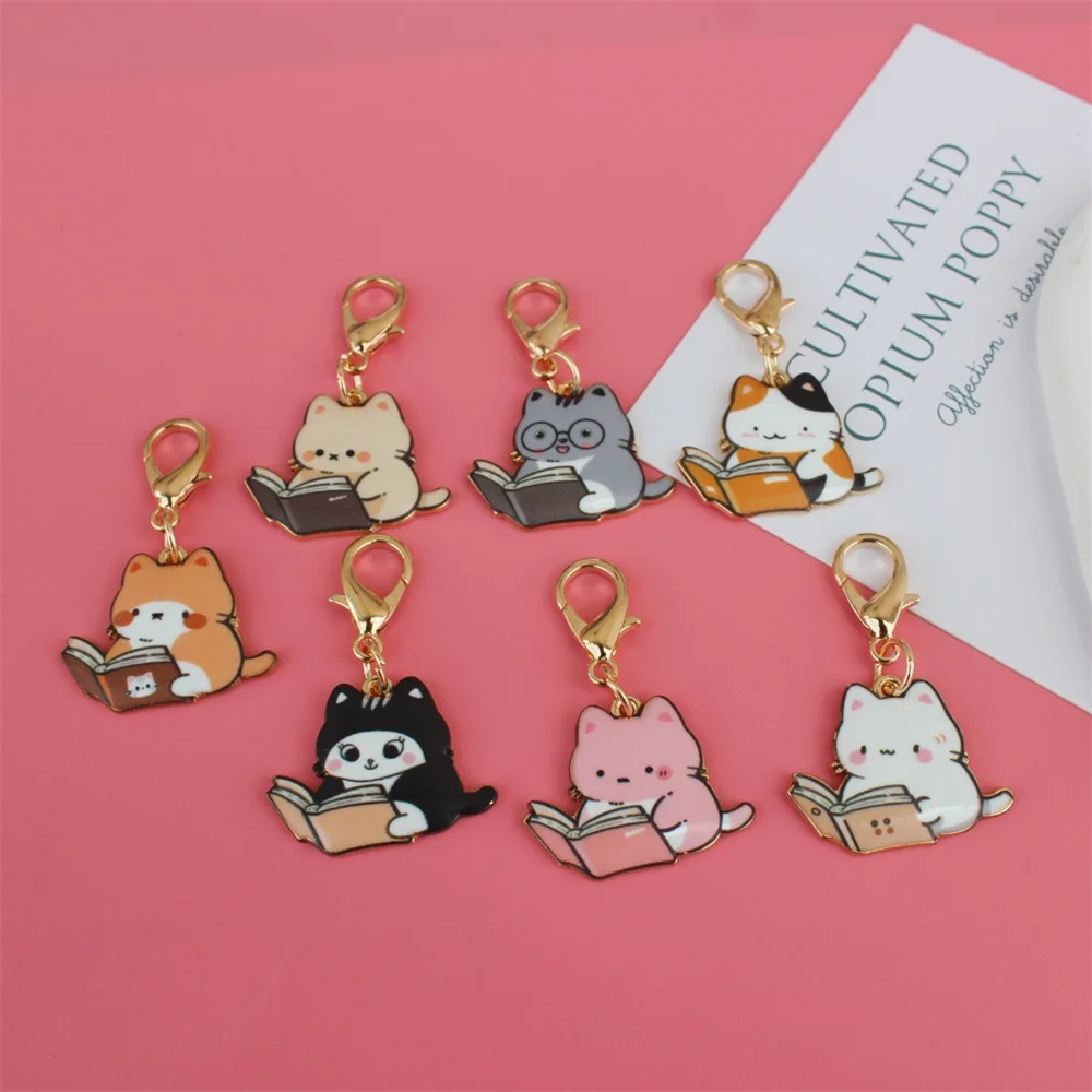 7 Stück rotes Buch süße Katze Schlüsselanhänger Kawaii Tier Metall Schlüsselanhänger Schlüsselanhänger Mode Tasche Schlüssel Dekoration Zubehör Schmuck Geschenk ﻿