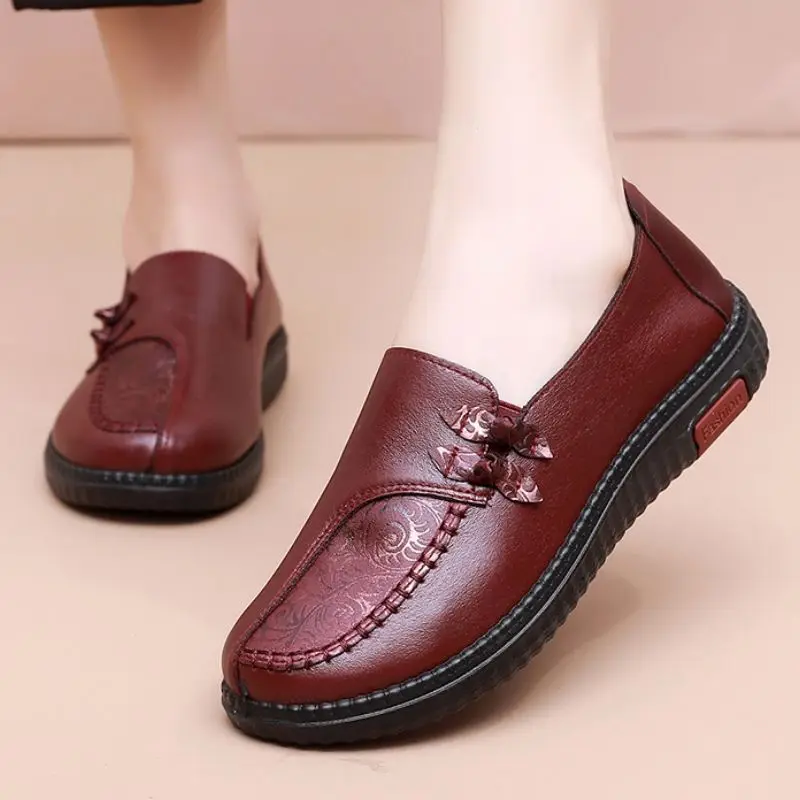 Spring Women Leather Casual Loafers Slip On Women's Flats Shoes Ladies Soft Bottom Breathable Flat Shoes Grandma's shoes