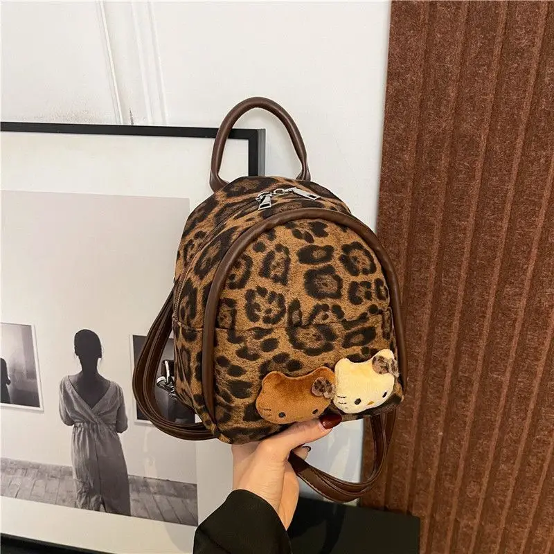 

Sanrio Hello Kitty Subtle Spicy Girl Рюкзак с леопардовым принтом для женщин 2025 Новый повседневный плюшевый рюкзак Модная универсальная милая мини-сумка