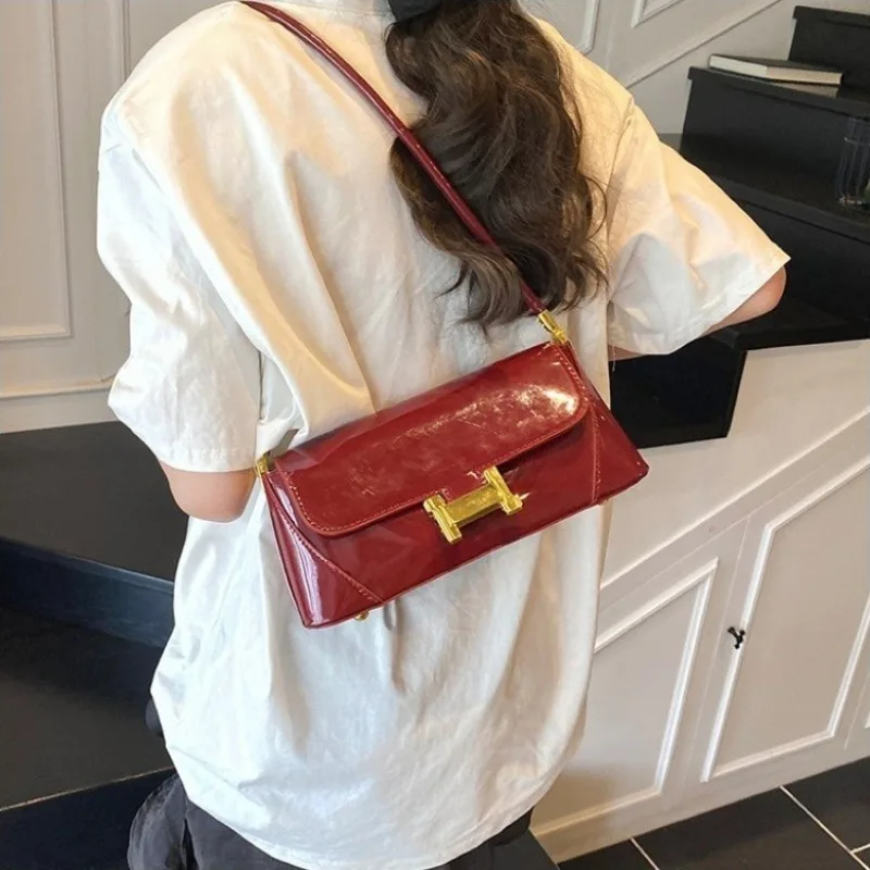 

Female Classic Crossbody Bag Traditional Style That Remains Fashionable Year After Year