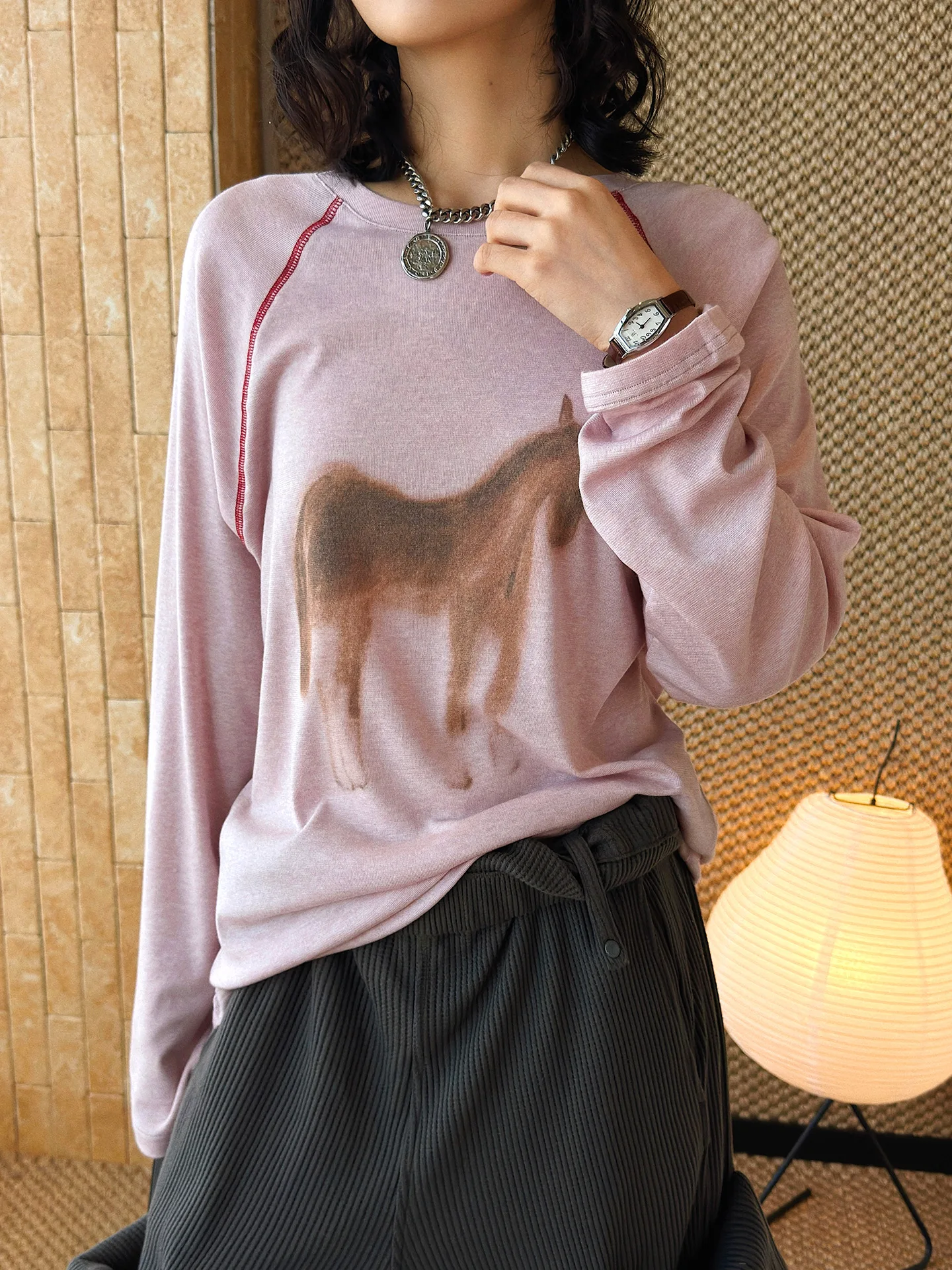 

Новая весенняя корейская футболка свободного кроя с принтом пони и яркой вышивкой, с рукавами-крылышками, для женщин