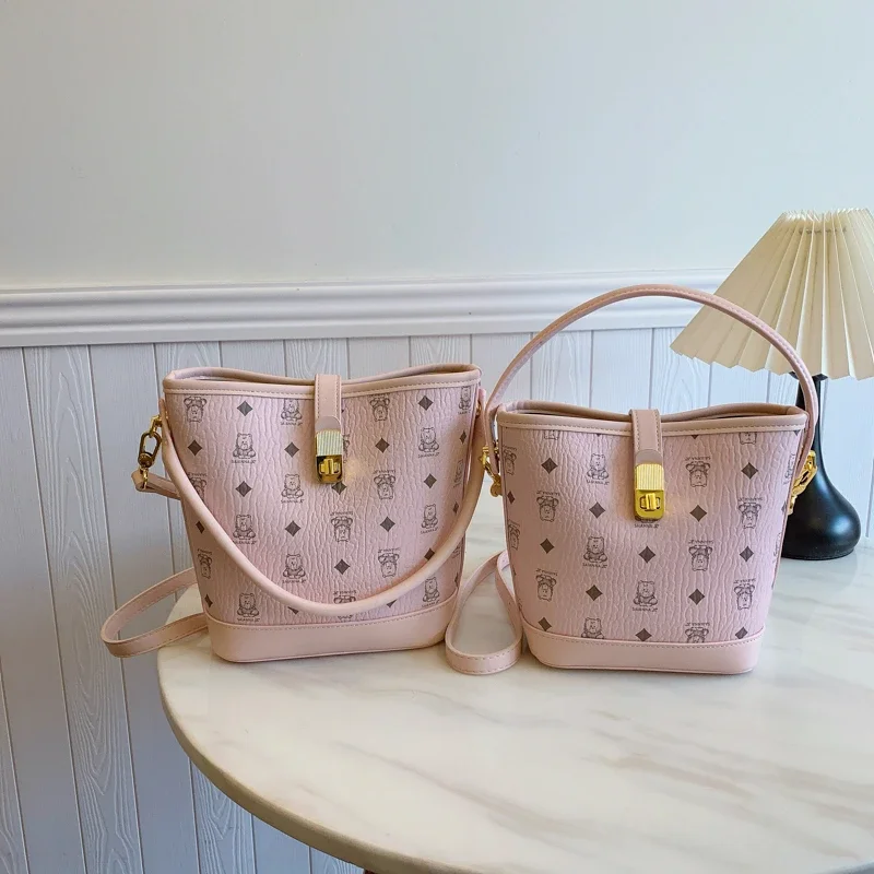 

Elegant Solid Color Messenger Purse Bag - Trendy Crossbody Shopper With Paris Designer Superstar Style