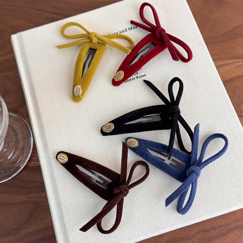Retro-Haarspange mit Samtschleife und goldenem Buchstabenemblem, vielseitiges Haar-Accessoire für Mädchen, Haargummi, Bang-Clip und Haarschmuck