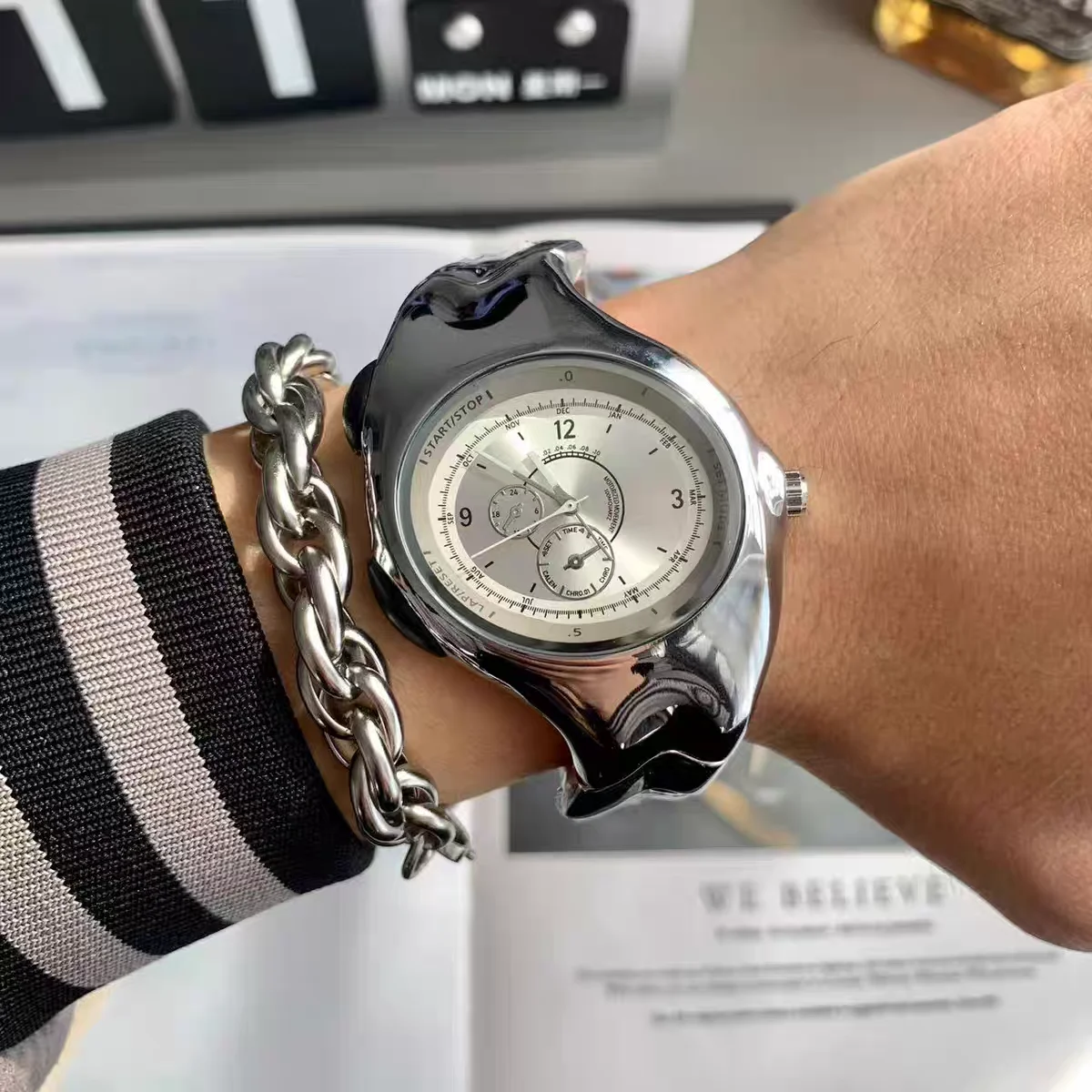 

Alien Twist Distorted Y2K Quartz Watch - Fashion Trendy Retro Design Premium Sports Individual Niche Original Watch