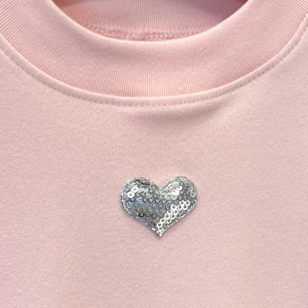 Herbstliches, süßes, einfarbiges Mädchen-Oberteil mit Herzmuster, warmes, gerüschtes Langarm-T-Shirt für Kinder, ideal für den täglichen Gebrauch, Kinderkleidung, Hemd. – Detail 4