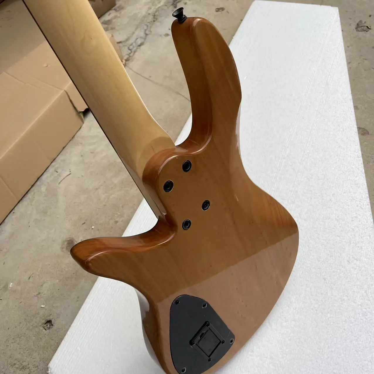 Butterfly Yin Yang Electric Bass 4-string Electric Bass, natural wood color piano body, rose wood fingerboard, maple wood piano