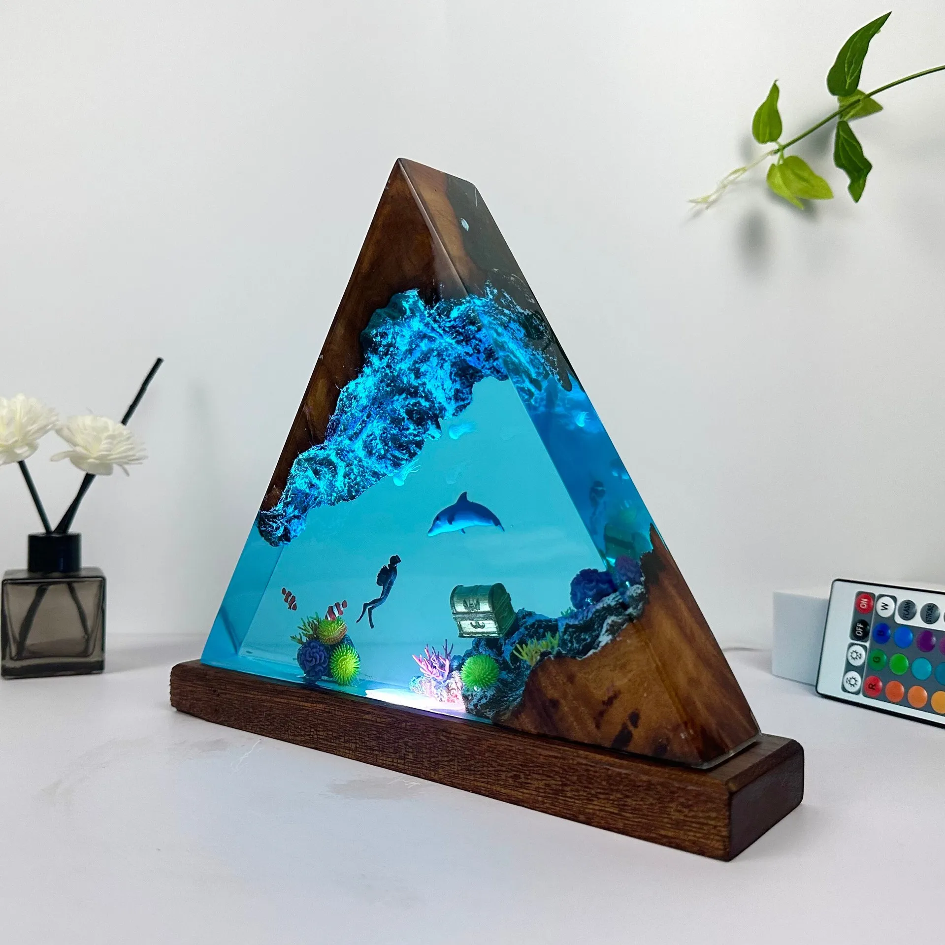 Lampa z żywicy organicznej Diver Treasure Hunt, kreatywna lampka nocna, dekoracja z motywem głębin morskich, lampka stołowa, ładowanie USB