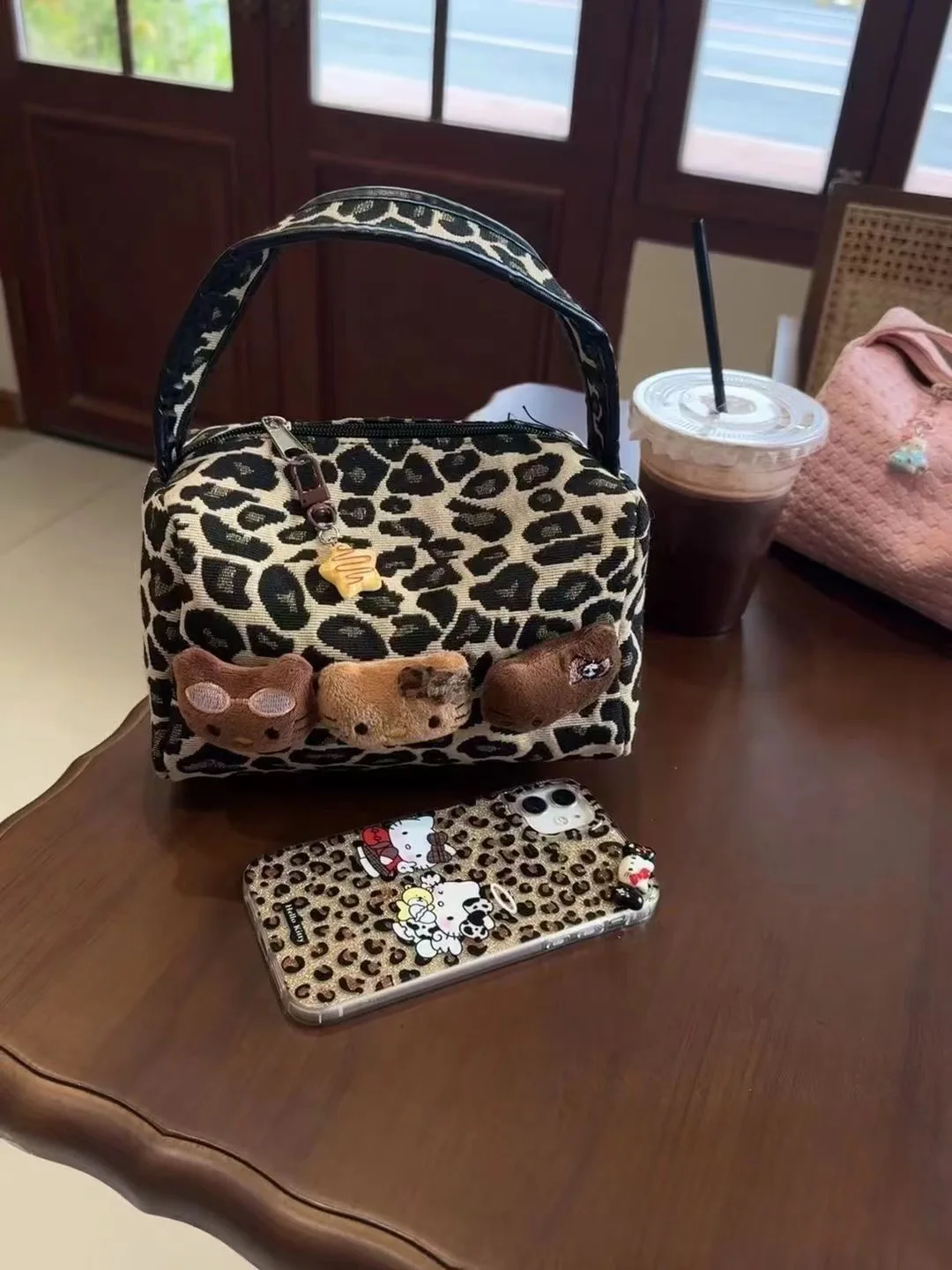 حقيبة مكياج هالو كيتي ليوبارد من الجلد الأسود للنساء ذات سعة كبيرة وحقيبة يد محمولة للسفر والعناية بالبشرة ومستحضرات التجميل