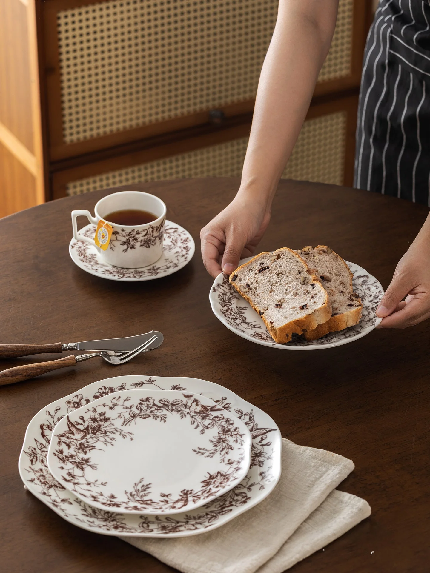 piatto-da-portata-retro-in-ceramica-piatto-da-cena-occidentale-di-alta-gamma-con-motivo-floreale-rosso-e-blu-piatto-per-frutta-e-dessert