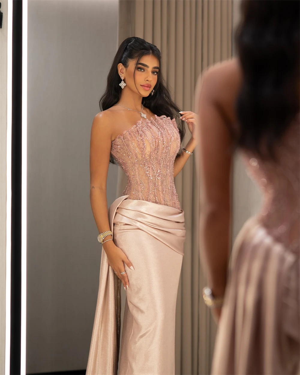 Maßgeschneidertes klassisches rosa Satin-Abendkleid, formelles, trägerloses, ärmelloses Promi-Kleid, sexy Meerjungfrau-Cocktailkleid mit Sweep-Zug