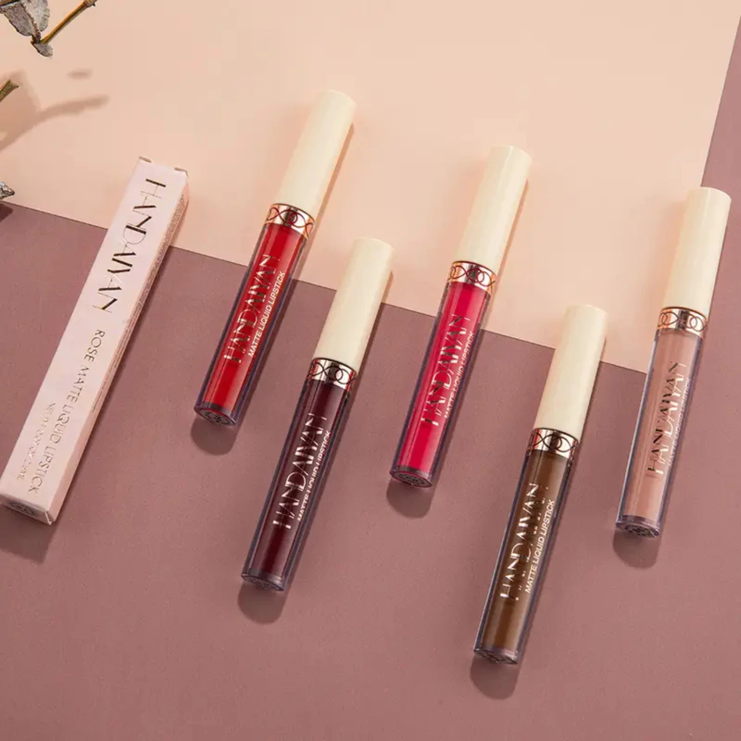 컵에 달라붙지 않는 12가지 화려한 컬러의 매트 립스틱 글레이즈