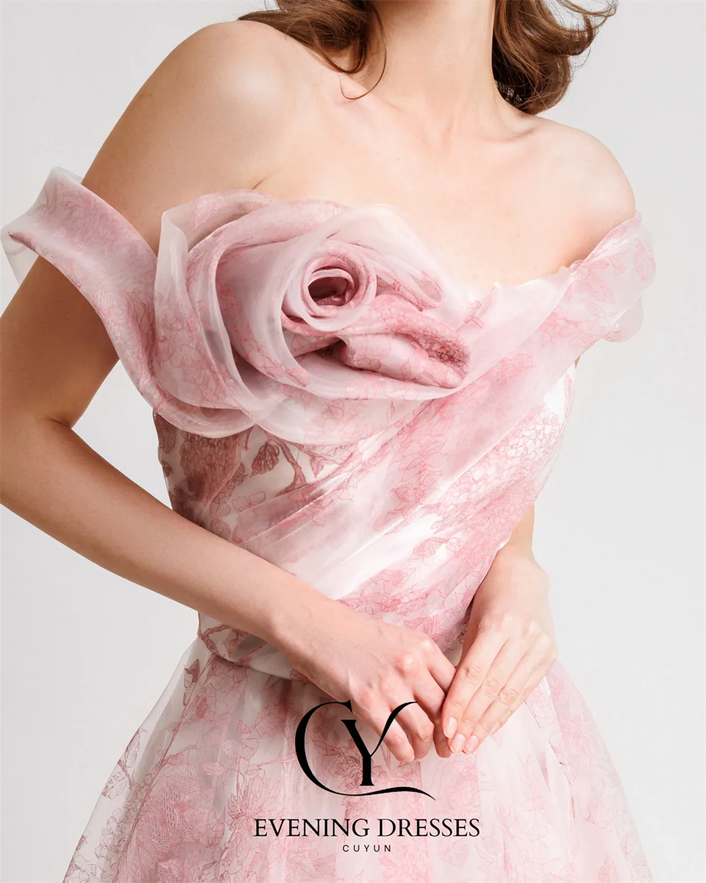 CUYUN فساتين حفلة موسيقية فاخرة منقوشة بالزهور قبالة الكتف مطوي على شكل حرف A فساتين سهرة مخصصة لعيد الميلاد فستان مناسبة رسمية #3