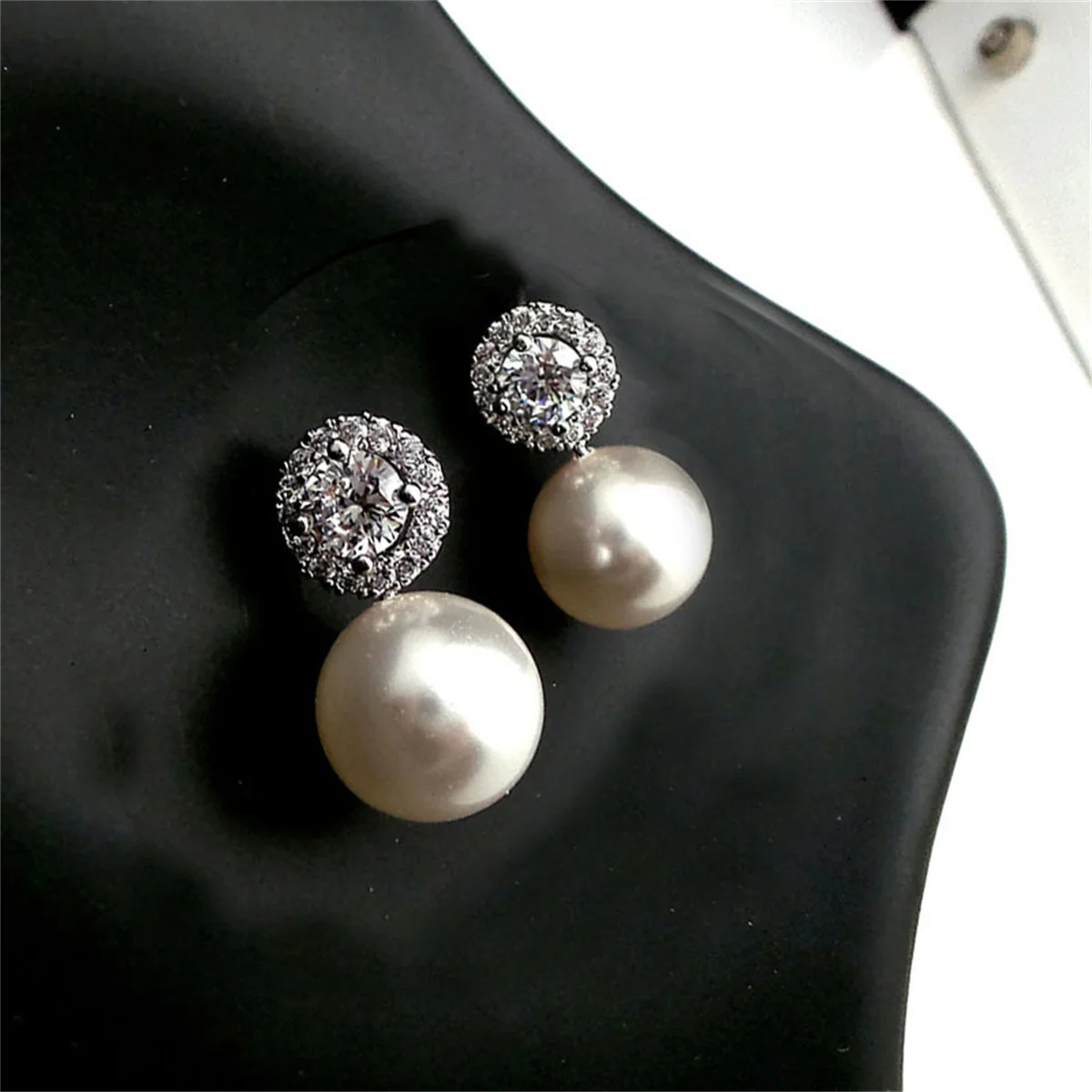

A pair of 925 silver pearl-inlaid earrings for ladies. These jewelry pieces are suitable for wearing in various daily occasions.