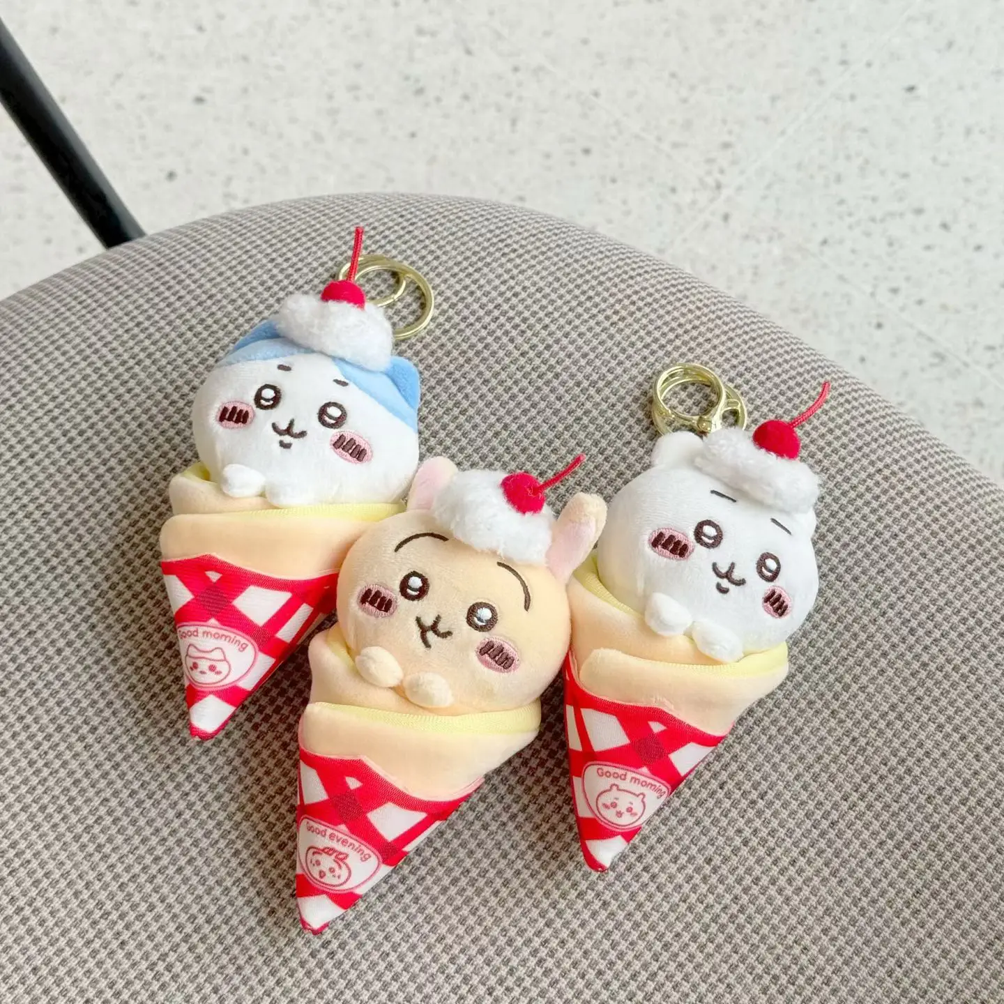 

Мягкие и пушистые игрушки-брелоки Chiikawa из серии «Милые блинчики»: Хачивера, Усаги, Чи. Декор для стен, подарок. В наличии.