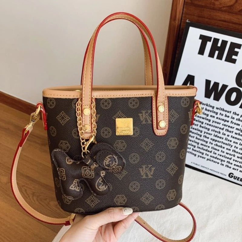 

Новая женская сумка-мешок через плечо 2025 года, легкая роскошь, нишевый и элитный стиль, маленькая офисная сумка в разном порядке