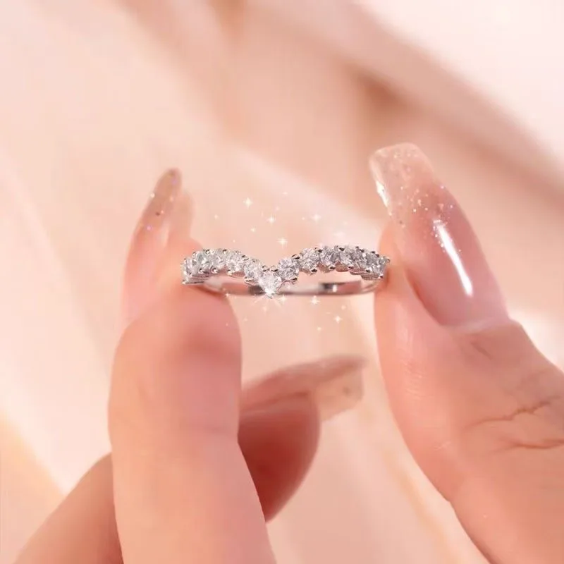 

Luxury Platinum PT950 Women's Full Diamond D Color Moissanite V Setting Ring Tail Ring 90 Point Moissanite Diamond Ring
