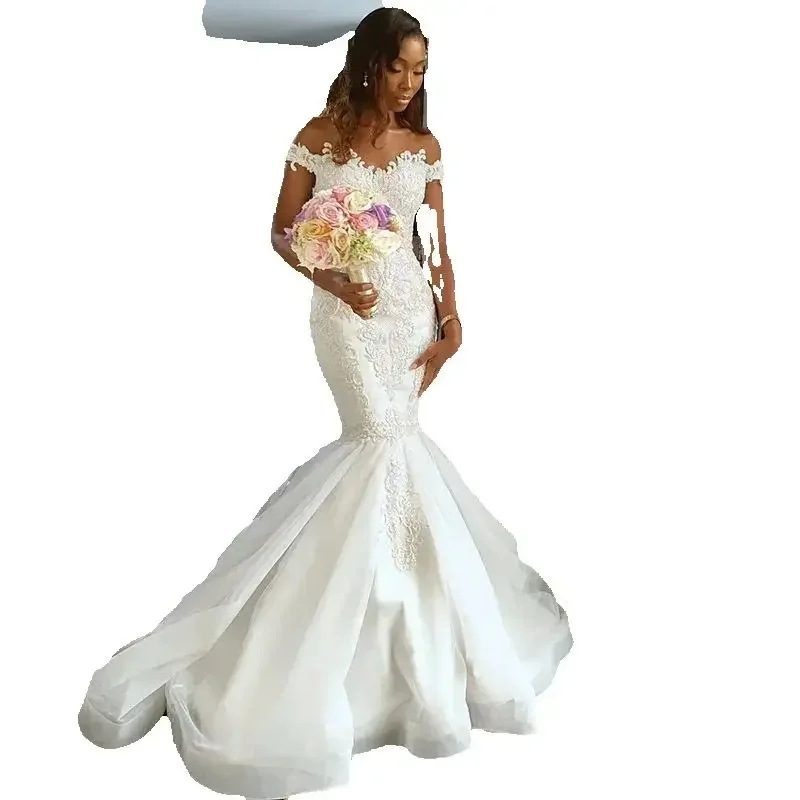 Abiti da sposa personalizzati con spalle scoperte e applicazioni in pizzo country garden Sweep Train Abiti da sposa senza schienale per donne africane