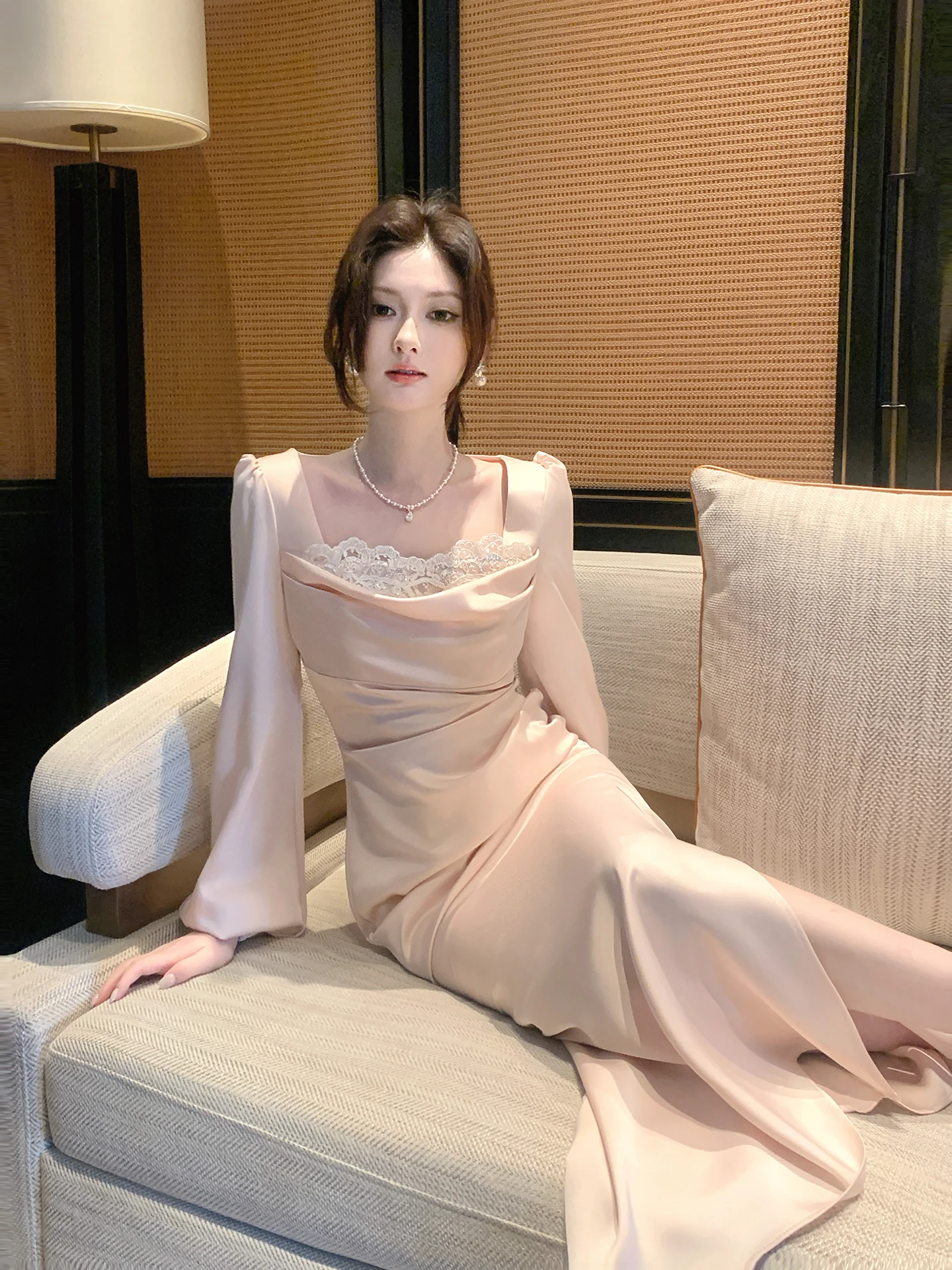 

Легко окрашенное весеннее платье из розового атласа с длинными рукавами, квадратным вырезом, приталенное, с юбкой-русалкой, французский деловой стиль