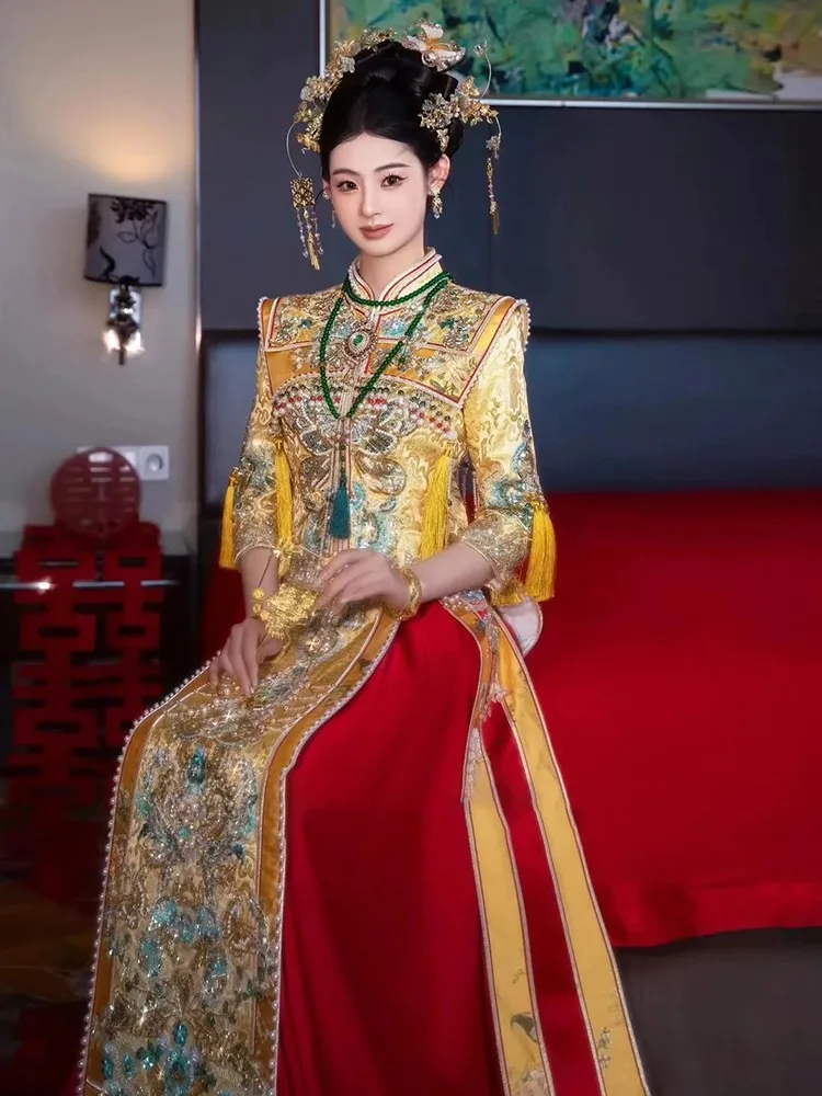 Golden trailing wedding dress for the Chinese toasting and heavy dragon phoenix