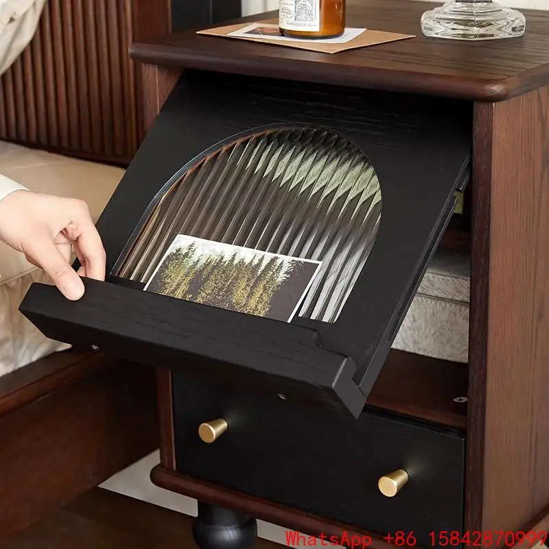 خزانة بجانب السرير من الخشب الصلب الفرنسي القديم بجانب السرير وغرفة النوم الصغيرة