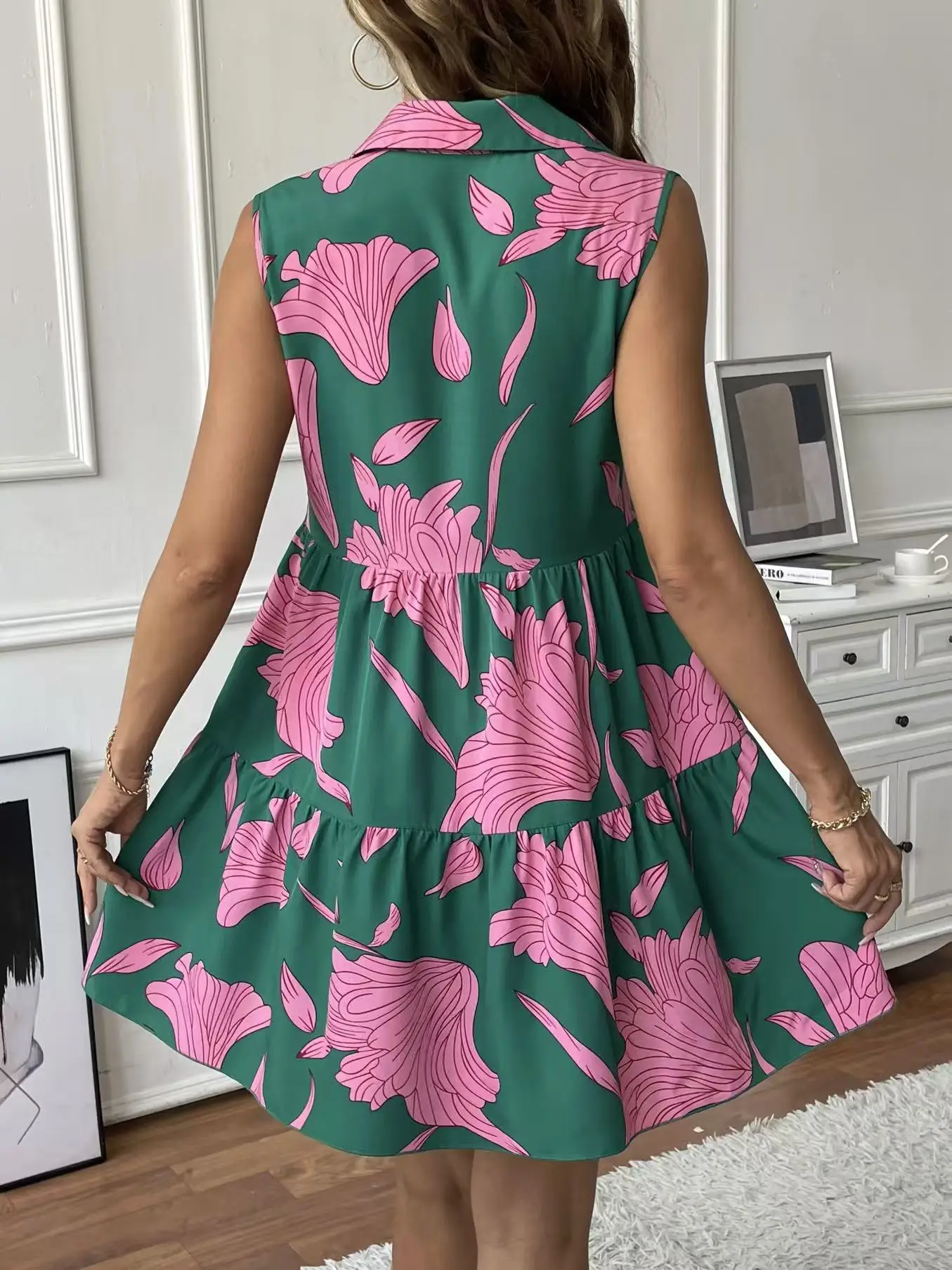 レトロなスタイルのダークグリーンのドレスは、花柄のプリントと組み合わせられ、スタイリッシュなノースリーブ、リバーシブルの襟が特徴です。