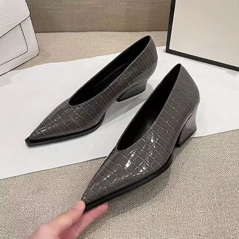 

2025 Fashion Pointy Women's Spring Autumn Flat Shoes PU Leather Shallow Mouth Slip-on Women Shoes Casual Comfortable and Light