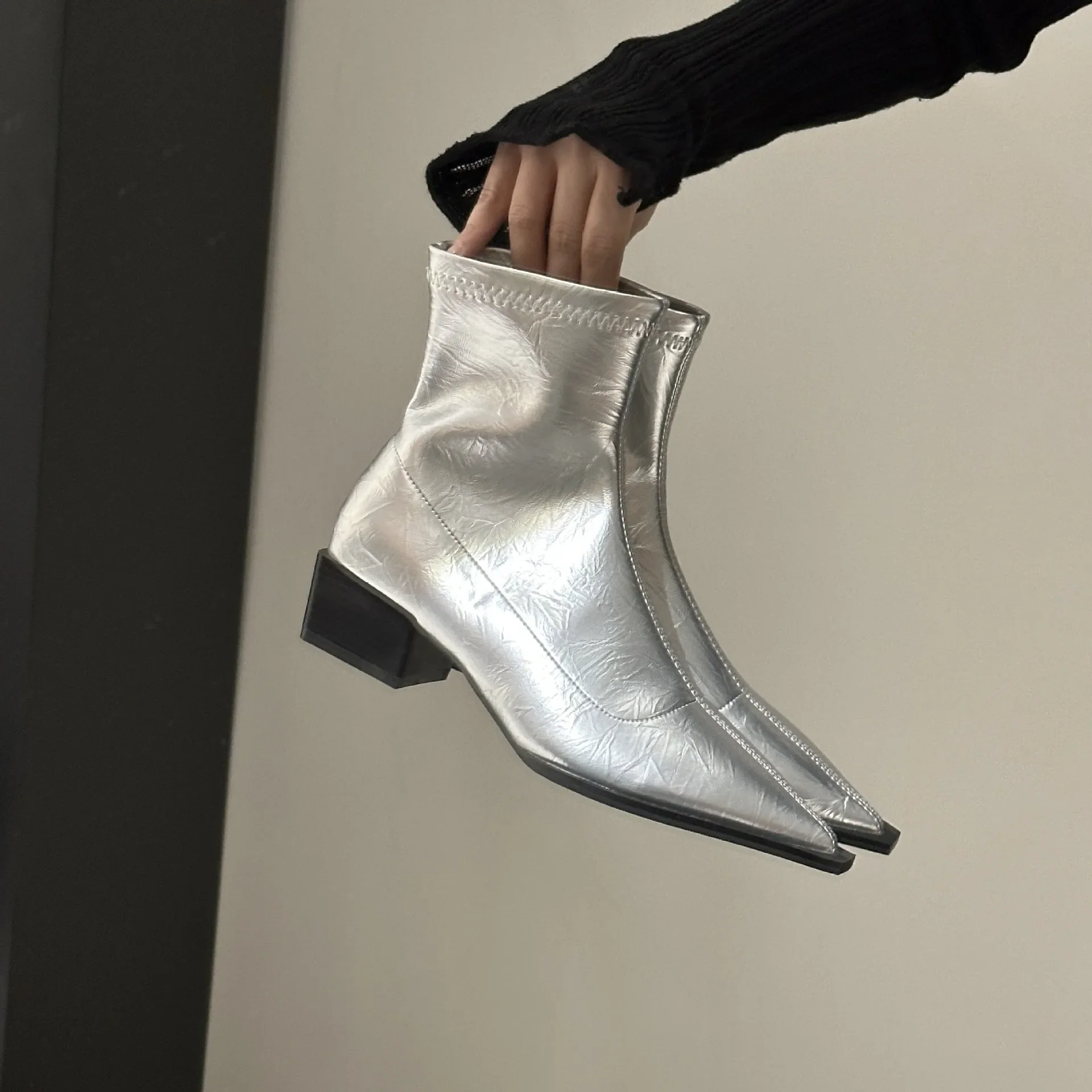 2026 Damen Spitze Stiefeletten mit mittelhohem Absatz, Spitze Leder Sexy Chelsea Boots, Trendiges Design, Winter Pumps, Designer Kurze Stiefel für Damen – Detail 9