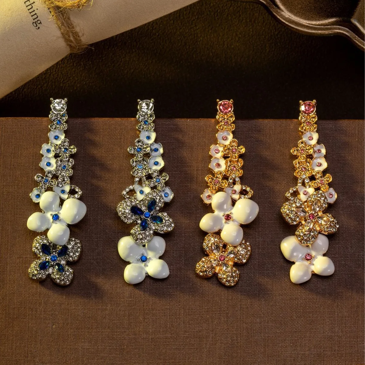 

Винтажные серьги-гвоздики с эмалью и инкрустацией бриллиантами в форме цветка, в ретро-стиле, массивные, для женщин