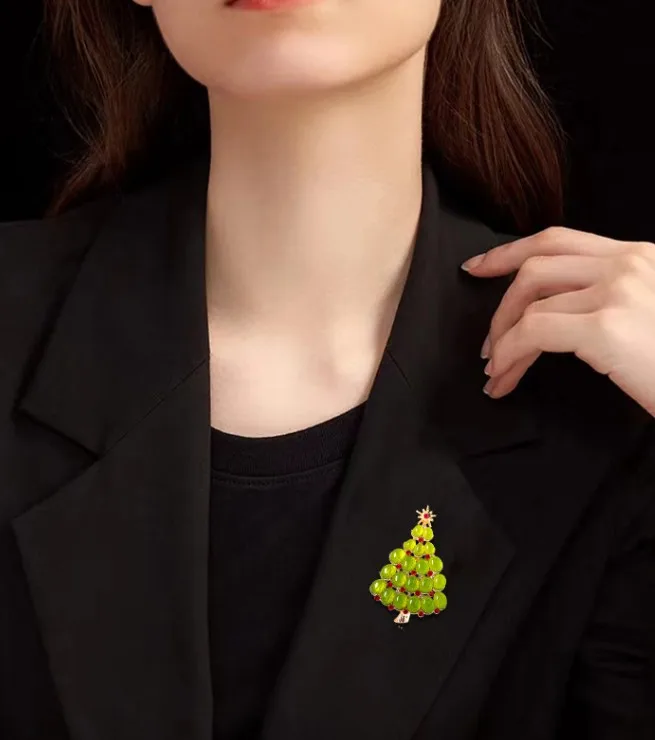 New alloy diamond studded Christmas brooch for women's fashion, holiday parties, gift giving and accessories