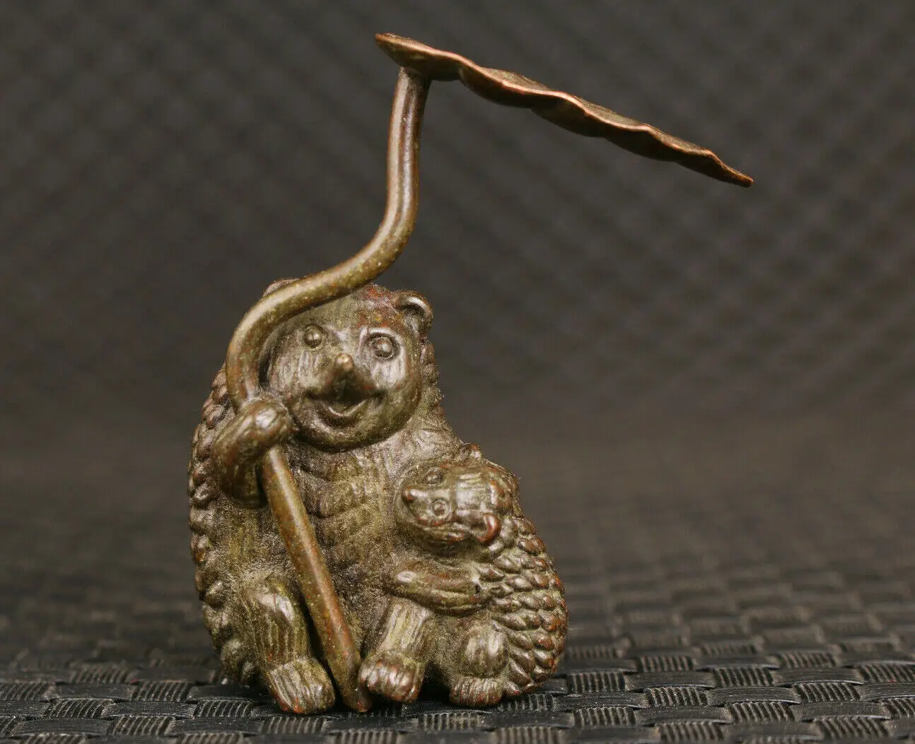 

chinese old bronze handmade casting hedgehog statue figure collectable