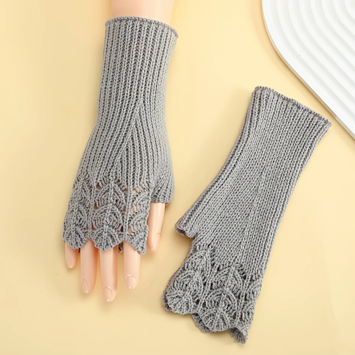 Ein Paar kurze Netzstrickhandschuhe für Damen im Herbst und Winter, modisch und personalisiert, warm und kältebeständig für den Außenbereich