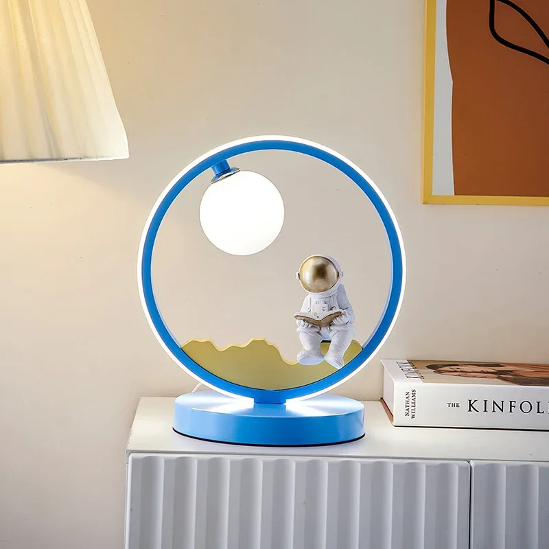 زخرفة الطاولة بإضاءة ليلية للأولاد، وطاولة الدراسة بجانب السرير وغرفة نوم الأطفال، وزخرفة مصباح المكتب