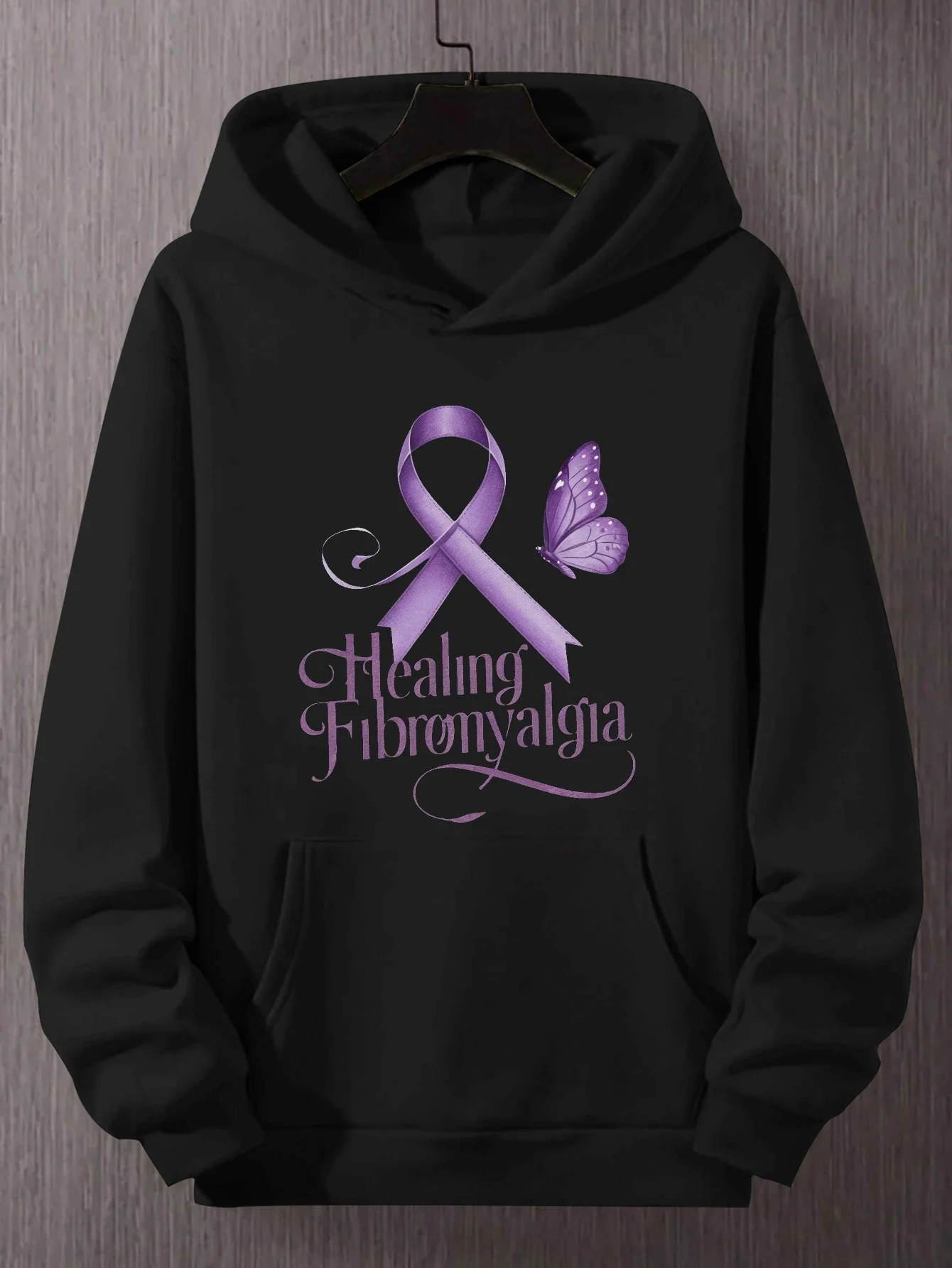 سترة صوفية للتوعية بالألم الليفي للرجال - ياقة مدورة فضفاضة، تتميز بكلمة "Fibromyalgia" وتصميم شريط أرجواني #1