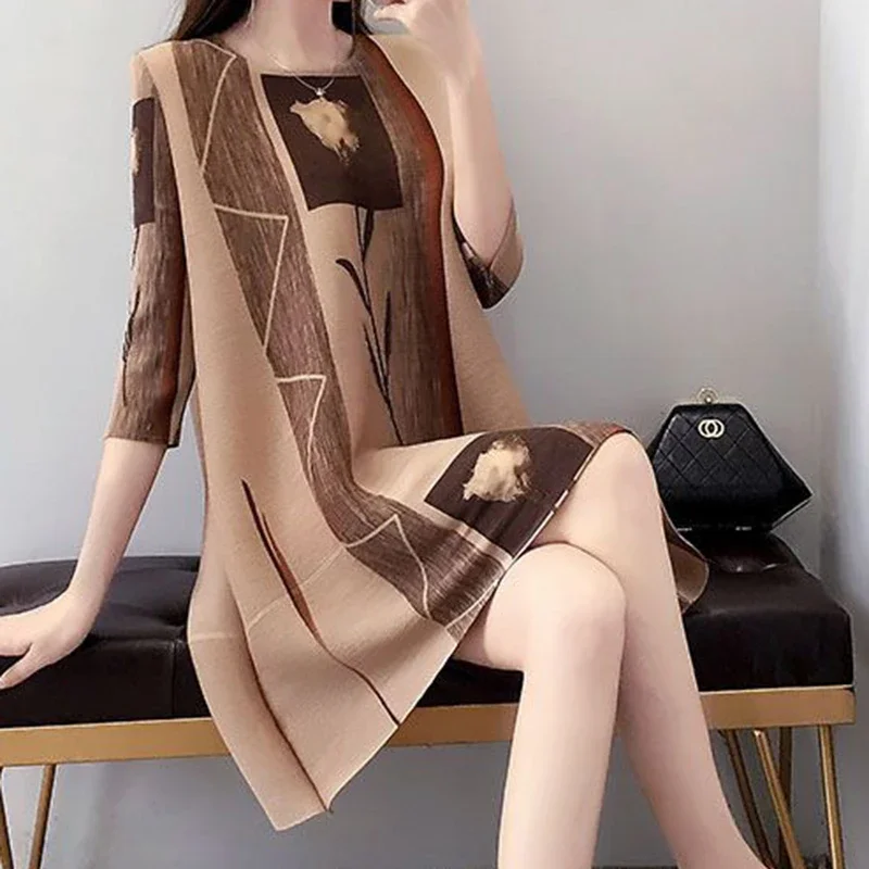 

Корейское плиссированное платье средней длины с принтом для женщин, весна-лето 2024, новое модное контрастное свободное платье-труба