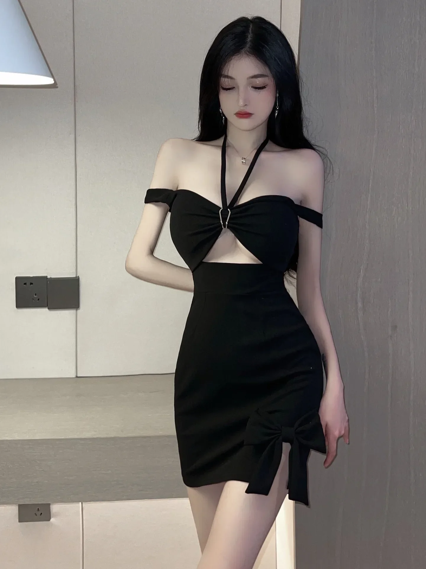 レッドクリスマスミニドレス 新作2023 セクシーでスパイシーなガール ホルターネックストラップ ホローウエスト スリムヒップドレス ガールズファッション レディース トップス