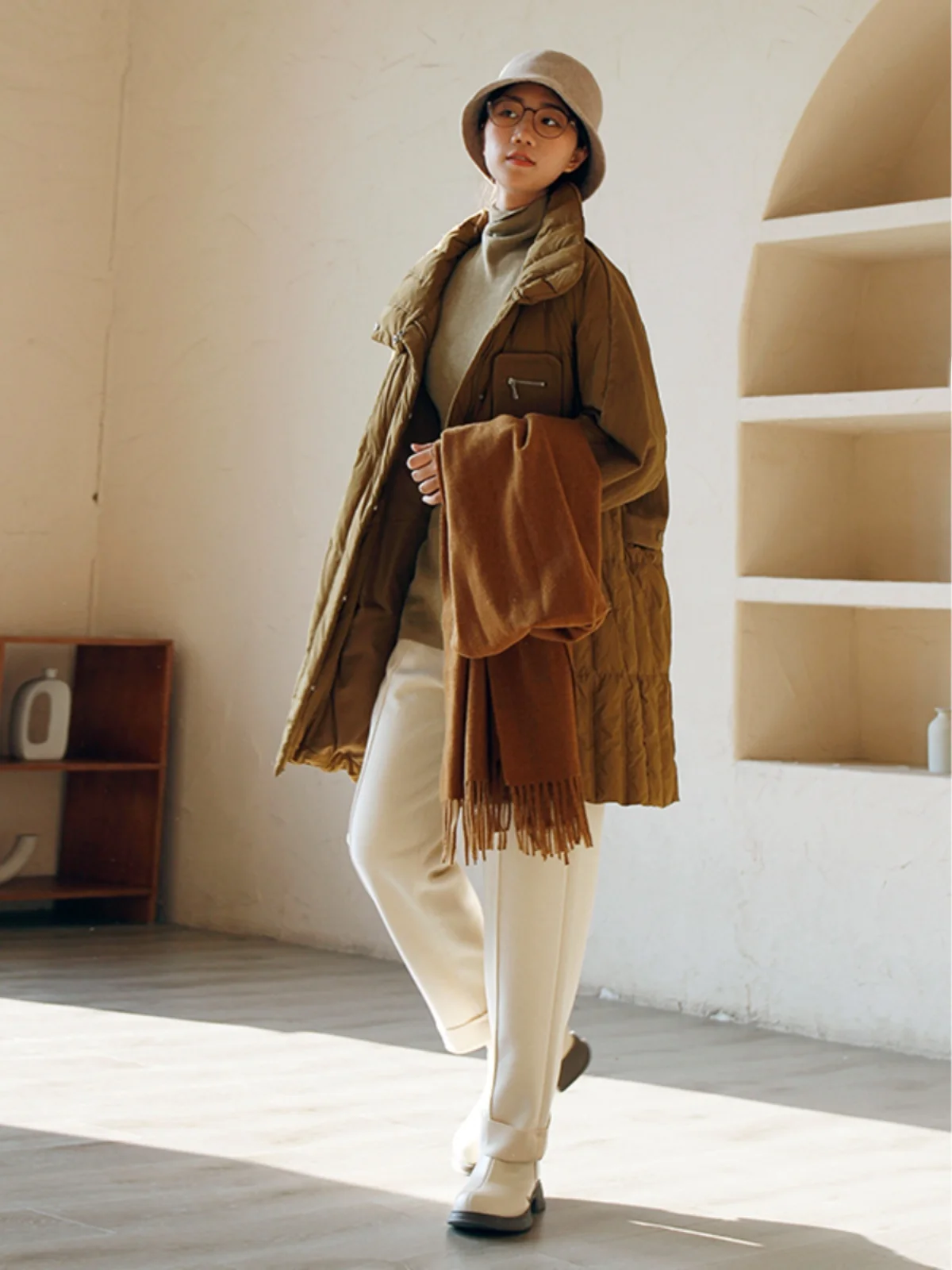 

Теплая утепленная женская зимняя куртка-пуховик средней длины с воротником-стойкой в стиле ретро, свободного кроя, кофейного цвета, модная, универсальная.