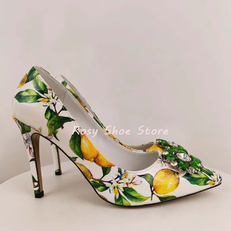 Décolleté con decorazione con fibbia a diamante in cristallo scintillante di lusso stampato squisito Décolleté a spillo da sposa pastorale con punta a punta alla moda