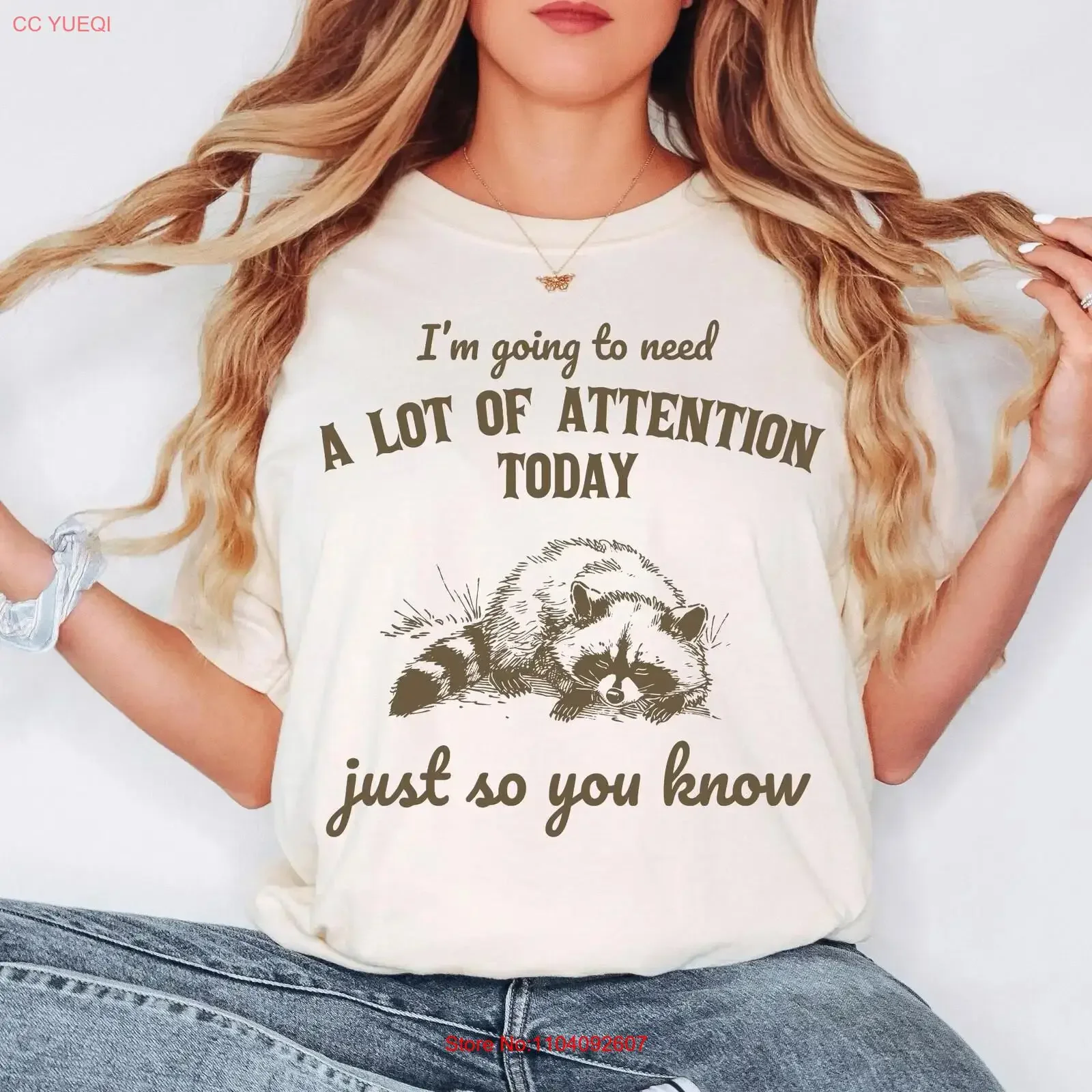 T-shirt « Je vais avoir besoin d'une grande quantité d'attention aujourd'hui » – Raton laveur amusant, humeur collante, validation émotionnelle, cadeau vintage