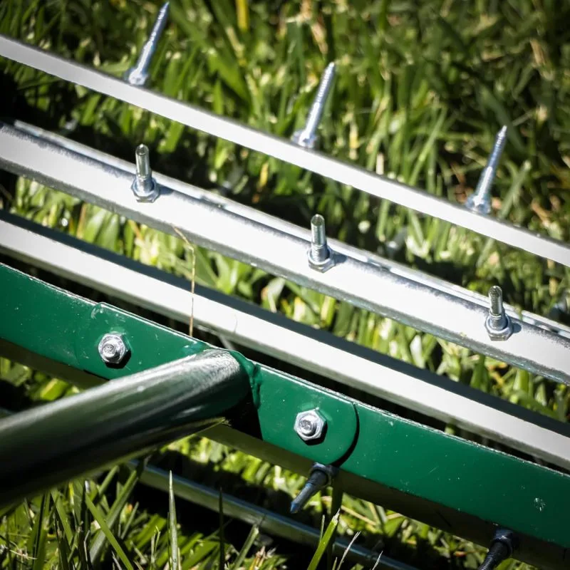 Aerator do trawnika z rolującymi igłami, aerator rotacyjny do trawnika, narzędzie ogrodnicze do aeracji gleby z 3-częściowym stalowym uchwytem