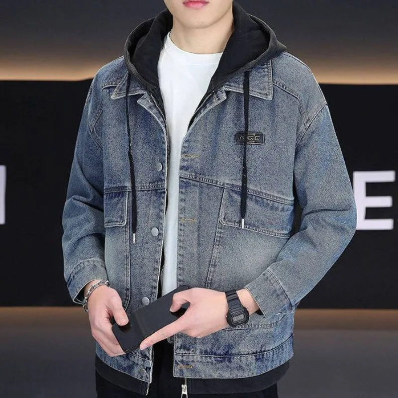 

Мужские джинсовые пальто на флисовой подкладке, новая зимняя утолщенная теплая куртка, ложная двухсекционная короткая стильная свободная куртка с капюшоном, однотонные повседневные топы