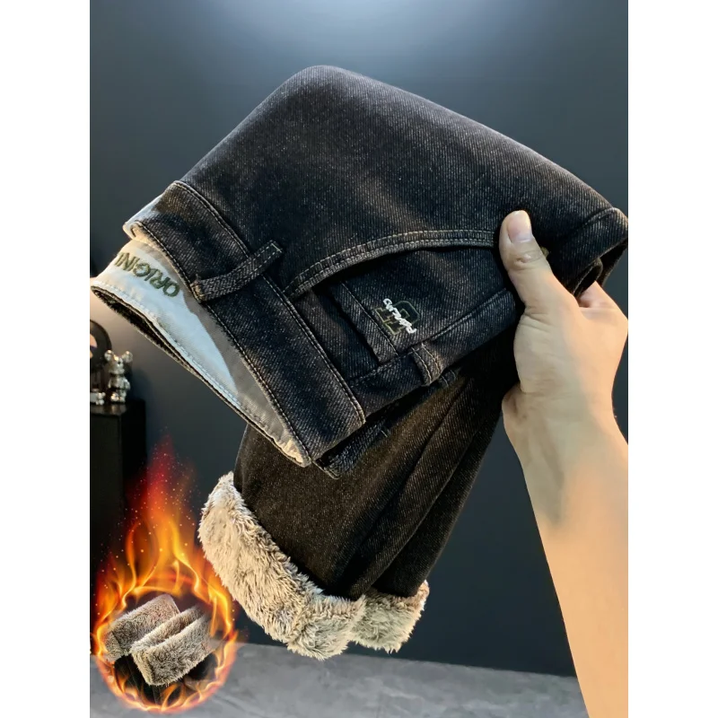 جينز مخملي سميك عالي الجودة للرجال شتوي جديد بنطال ذو قصة ضيقة بأرجل صغيرة، سروال رجالي غير رسمي مقاوم للبرد ودافئ