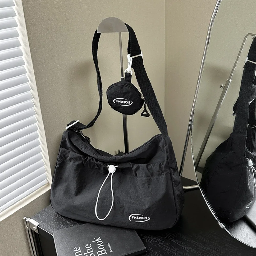 

Popular Casual Nylon Shoulder Bag Leightweight Zipper Drawstring Crossbody Bag Designer Large Capacity Commuting Bag Minimalist