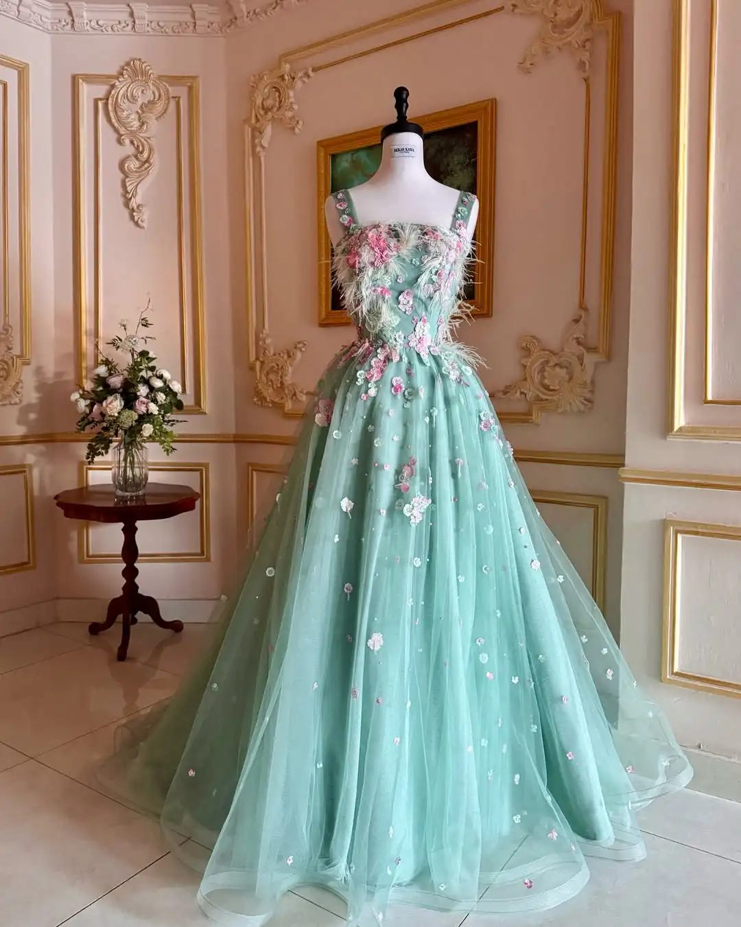 

Design Romantic Fairy Tale Ball Gown Spaghetti Strap 3D Floral Feather Embellished Tulle Lace Up Evening Prom Formal Party Dress