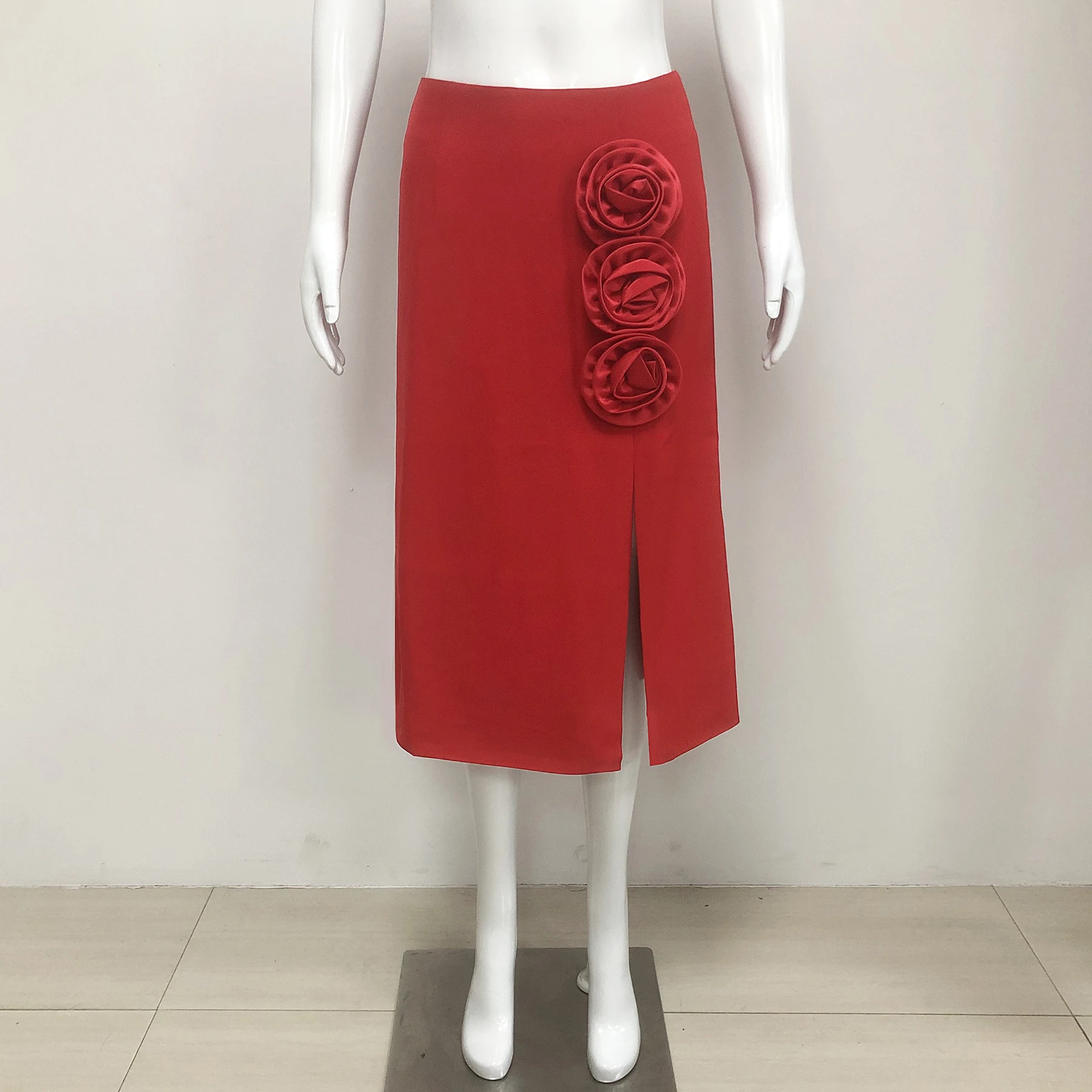Gonna longuette in maglia rossa con spacco alto e applicazioni floreali 3D – Elegante gonna aderente con fasciatura