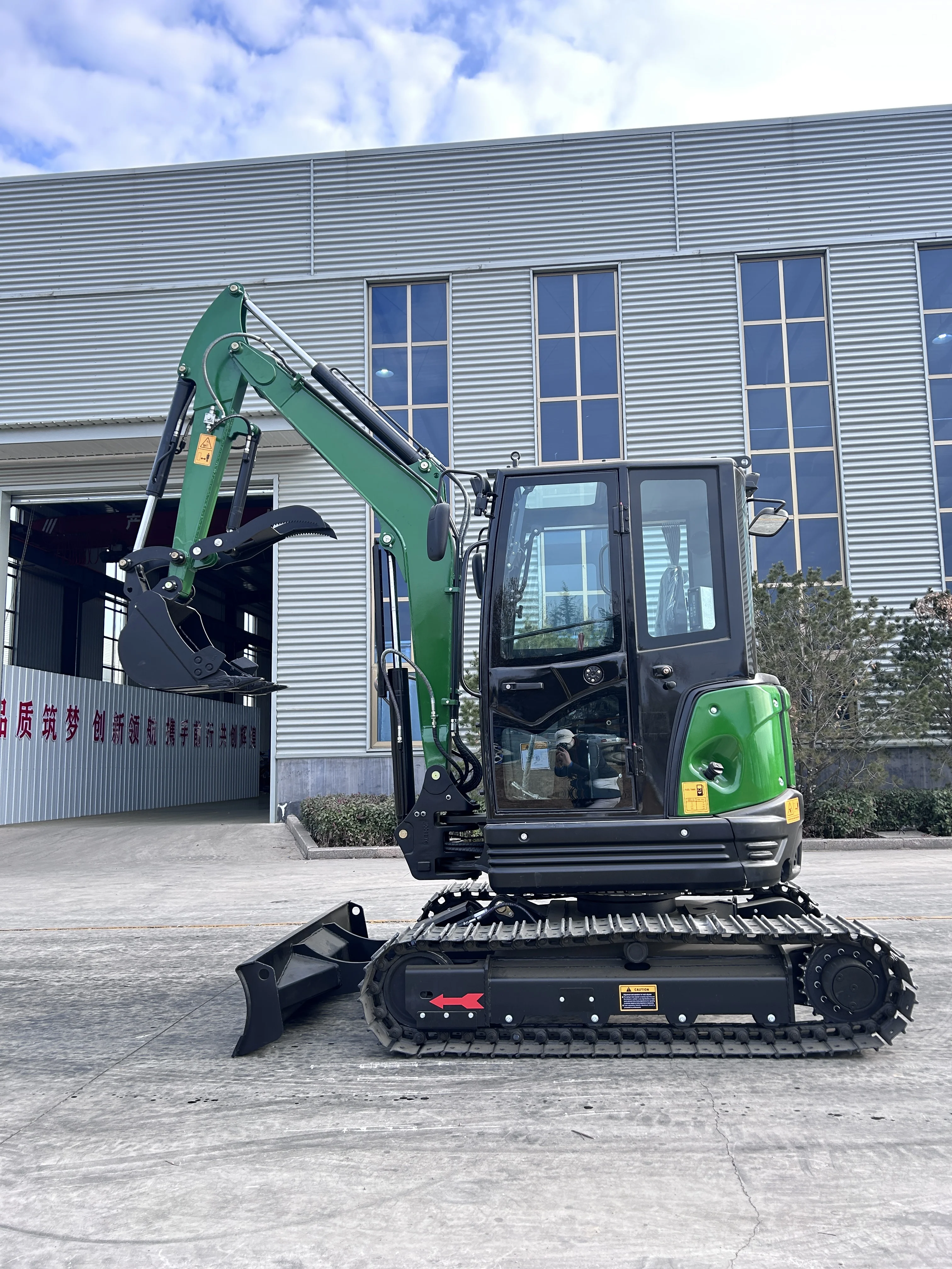 

Высококачественный 3,5-тонный гусеничный экскаватор для строительных семейных хозяйств и доступных небольших экскаваторов.